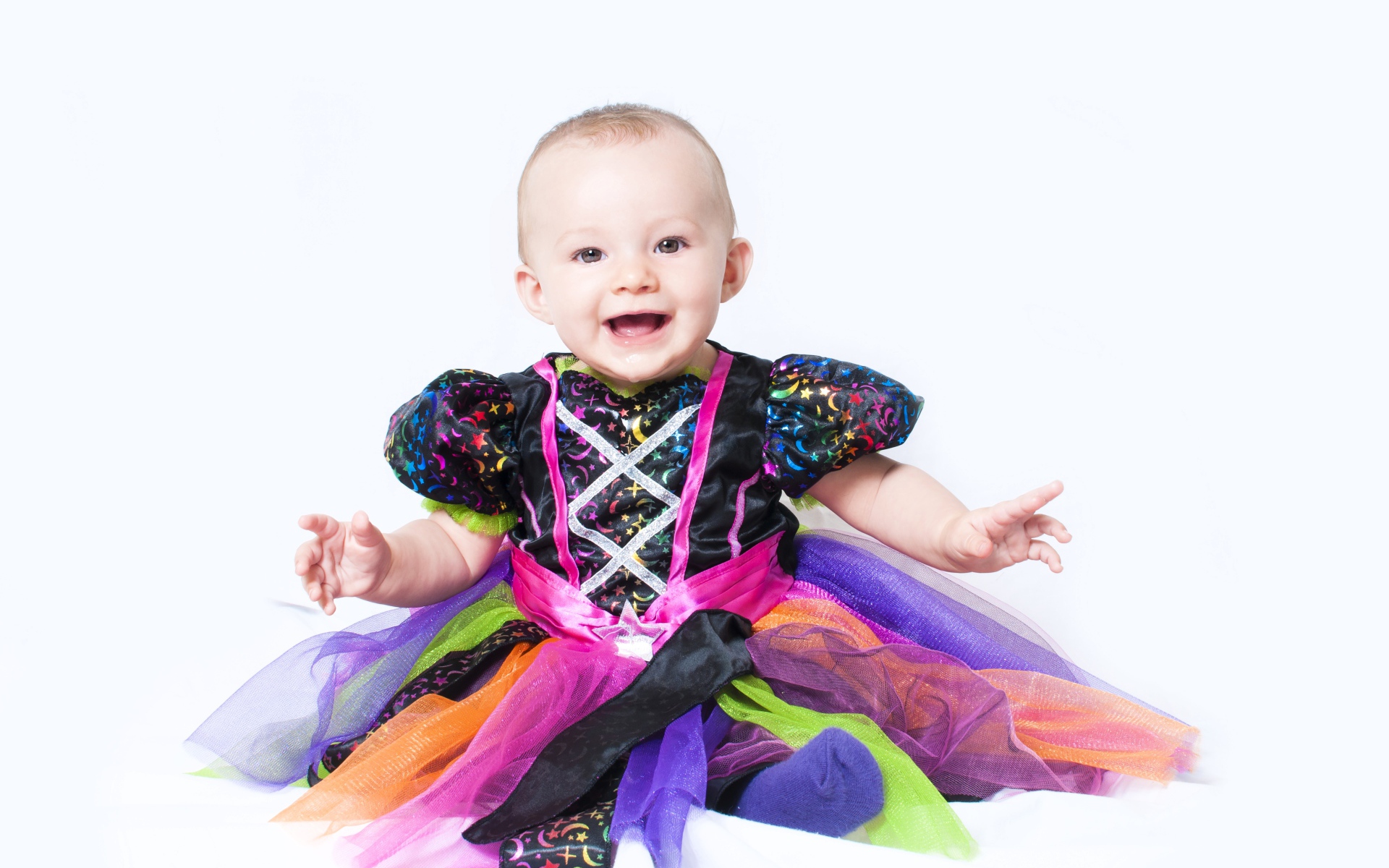 Маленькая улыбающаяся девочка на белом фоне 