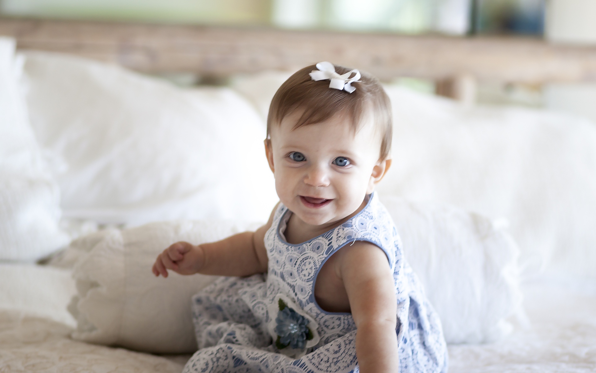 Улыбающаяся девочка в красивом платье 