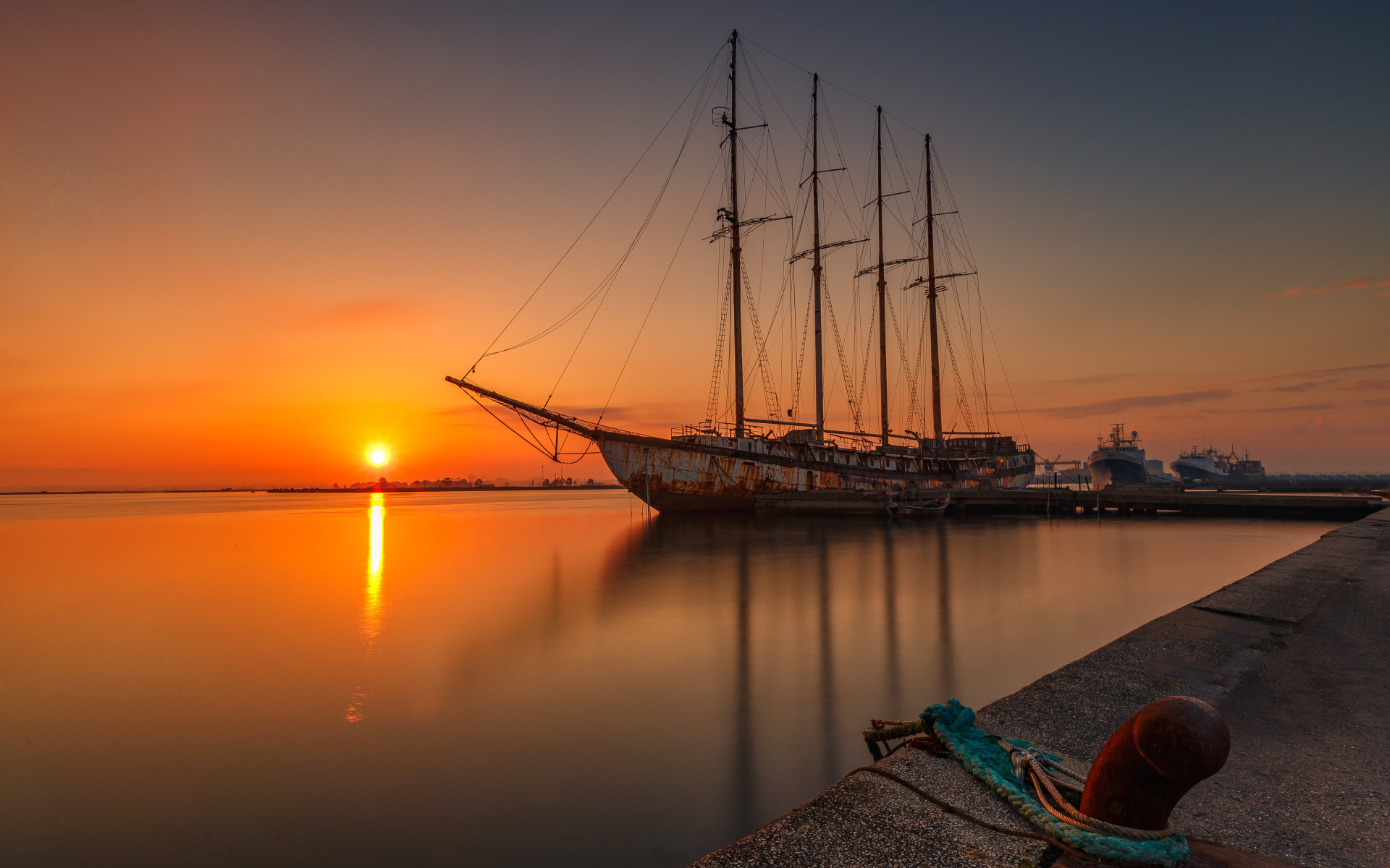 Большой корабль стоит на закате солнца 