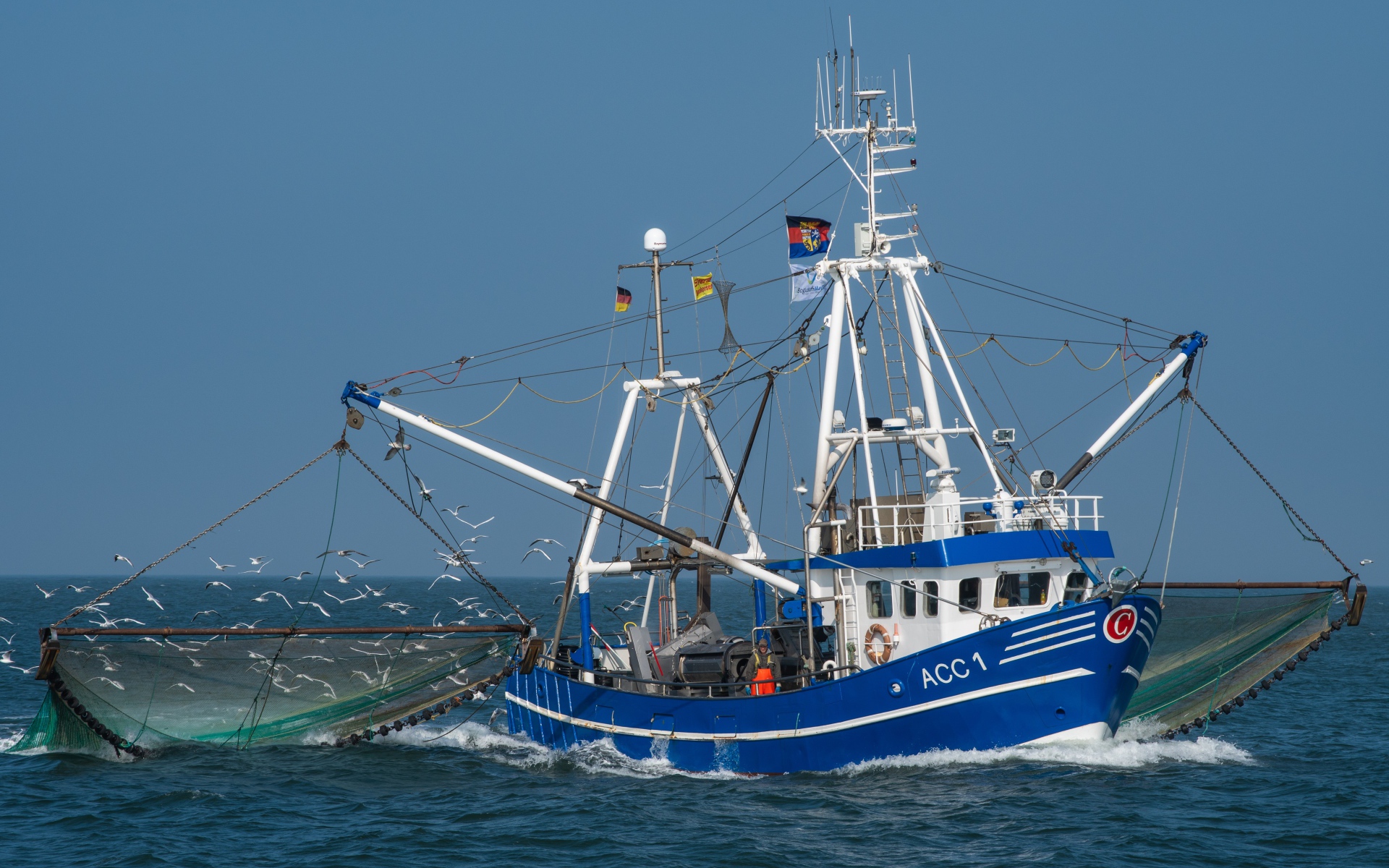 Рыболовецкая шхуна с сетями в море 