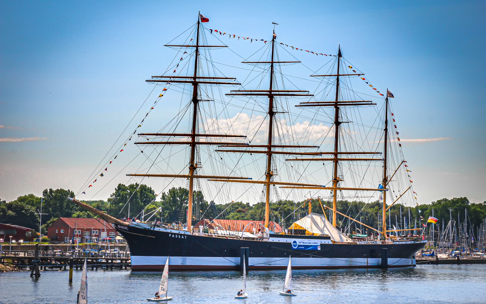 Большой фрегат с опущенными парусами