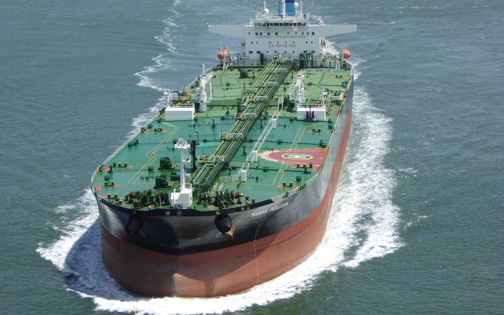 Большой нефтяной танкер в море