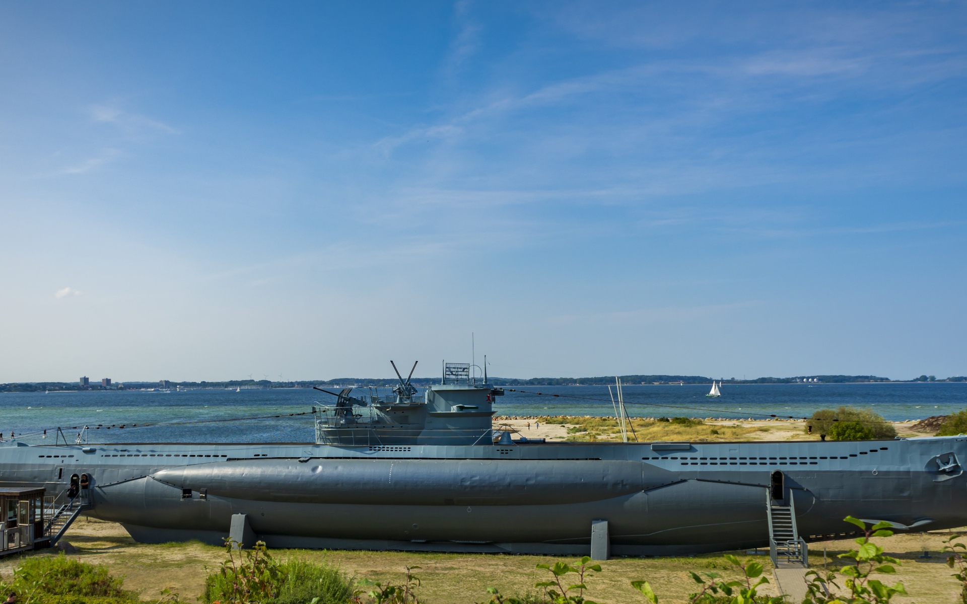 Большая подводная лодка на берегу Балтийского моря