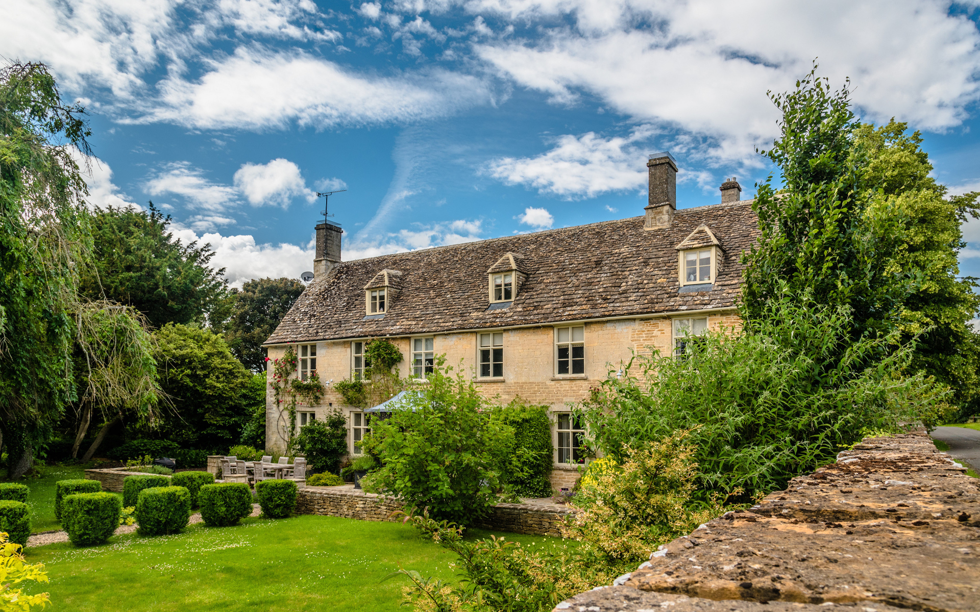 Красивый дом под голубым небом,Англия
