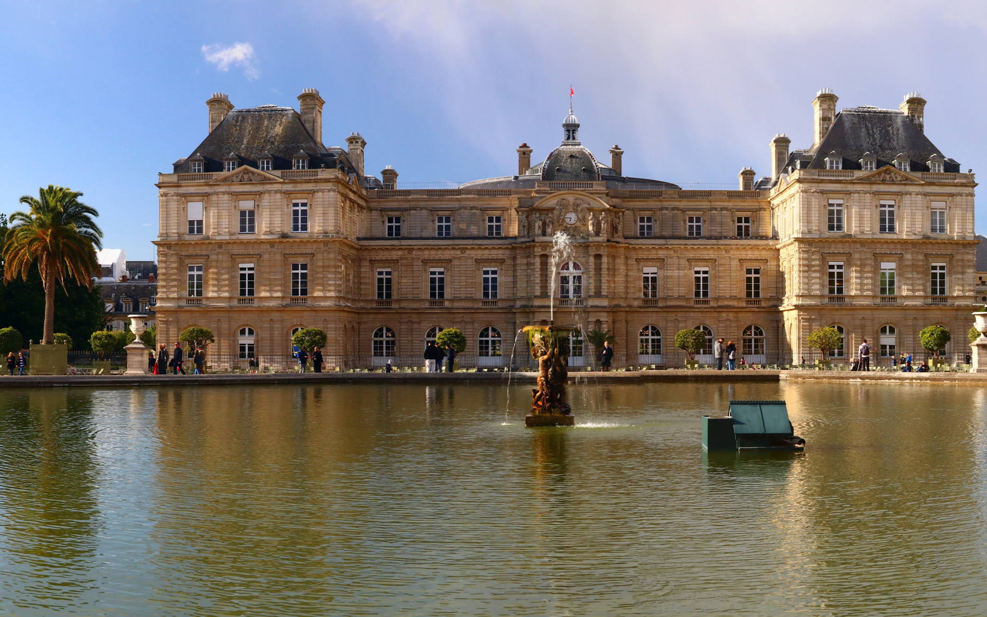 Люксембургский дворец у озера, Париж. Франция