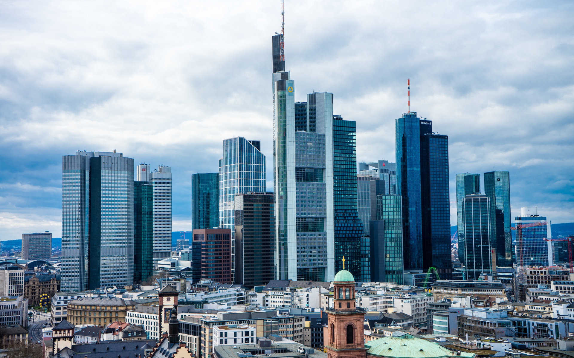 Красивые  высокие небоскребы города Франкфурт,Германия 