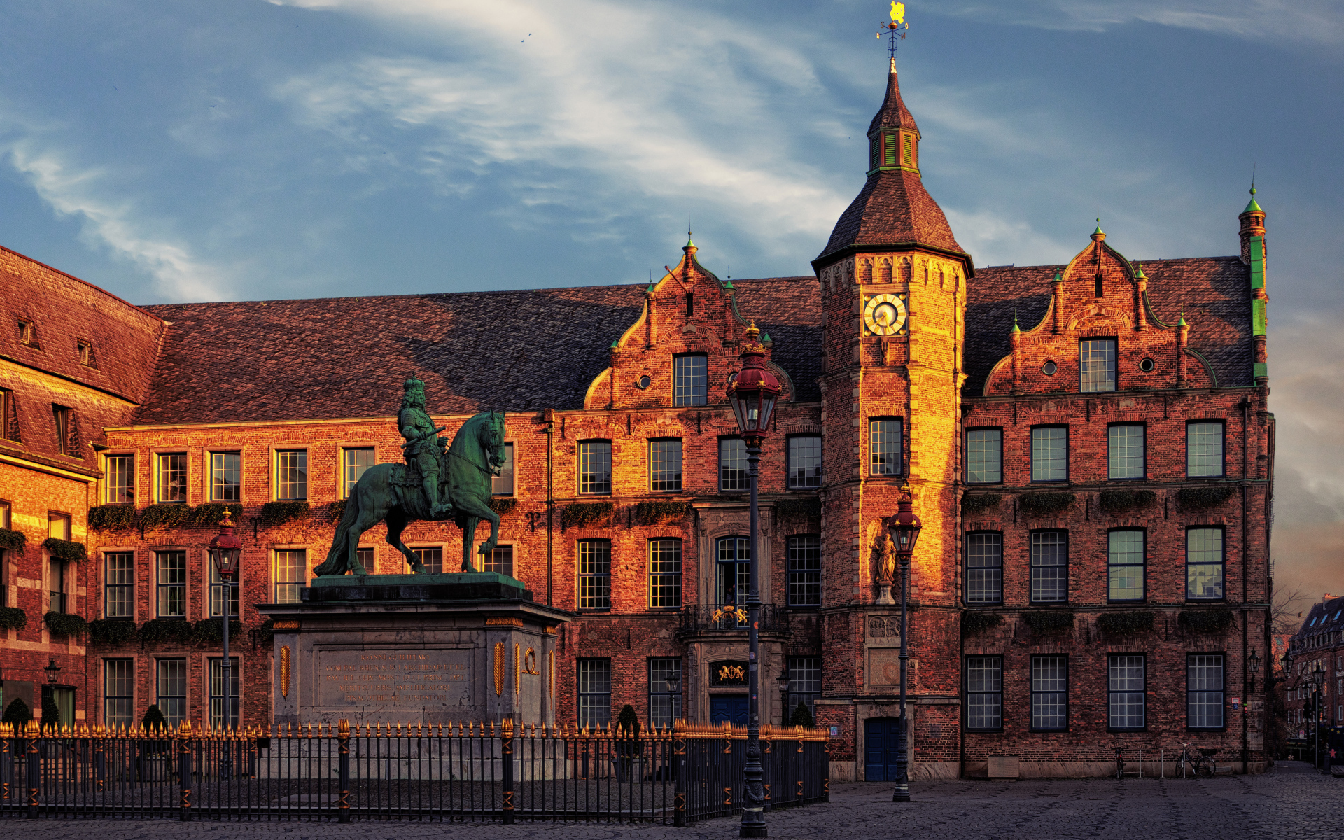 Памятник у старого дома с башней, Германия