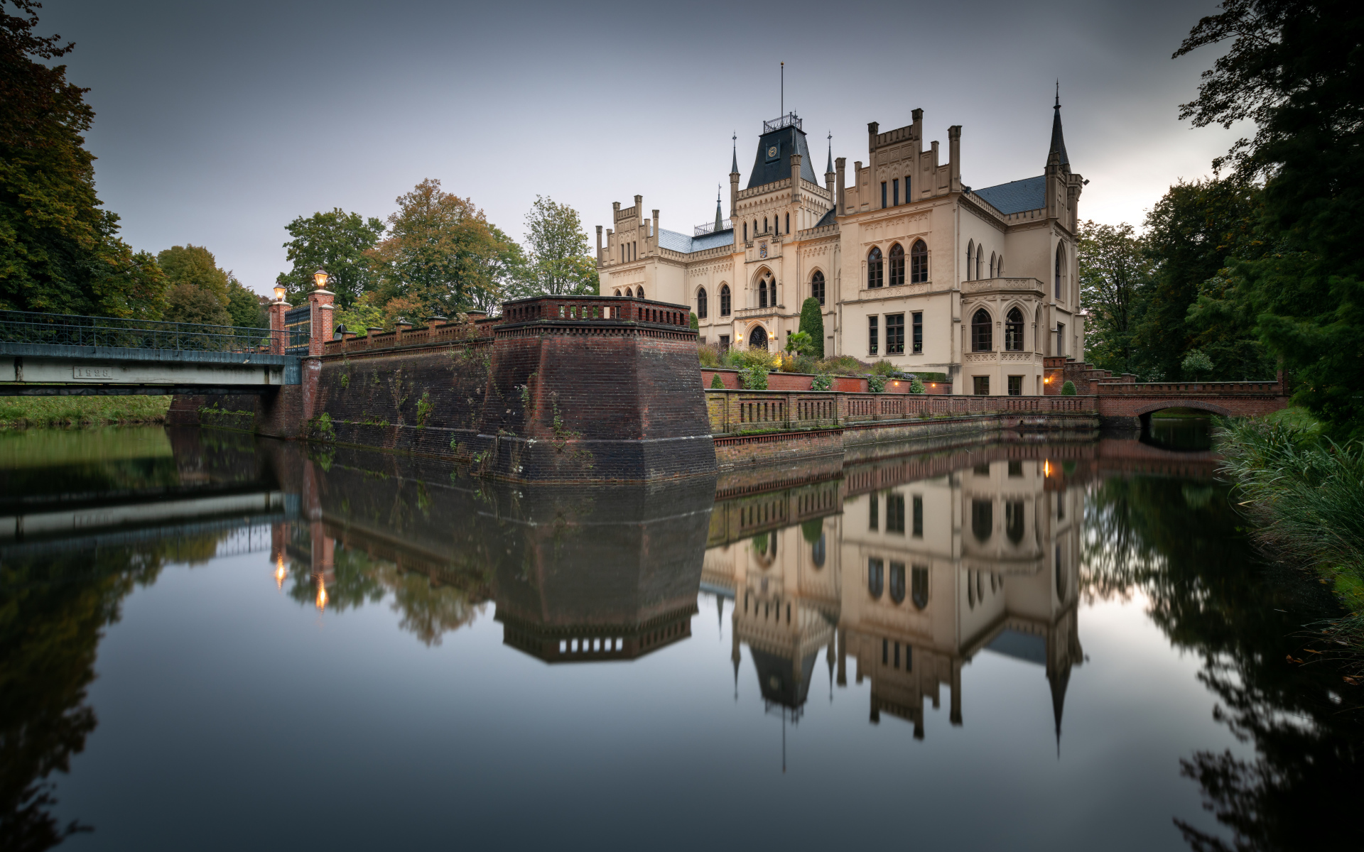 Крепость Эфенбург отражается в воде озера, Германия