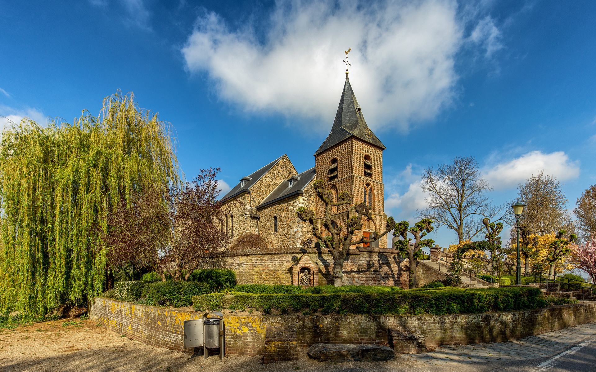 Старая церковь под  голубым небом, Нидерланды