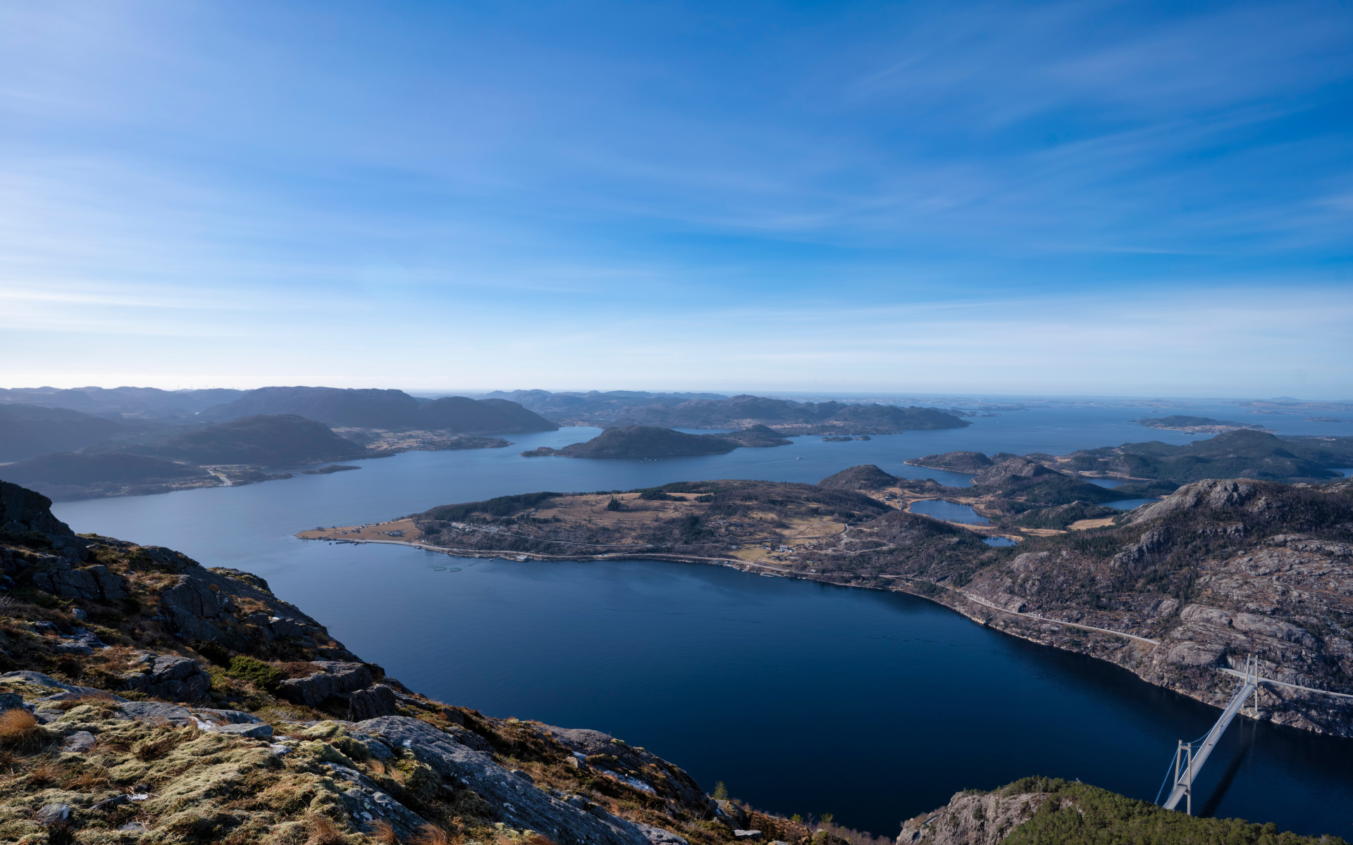 Красивый вид на фьорд под голубым небом, Норвегия 