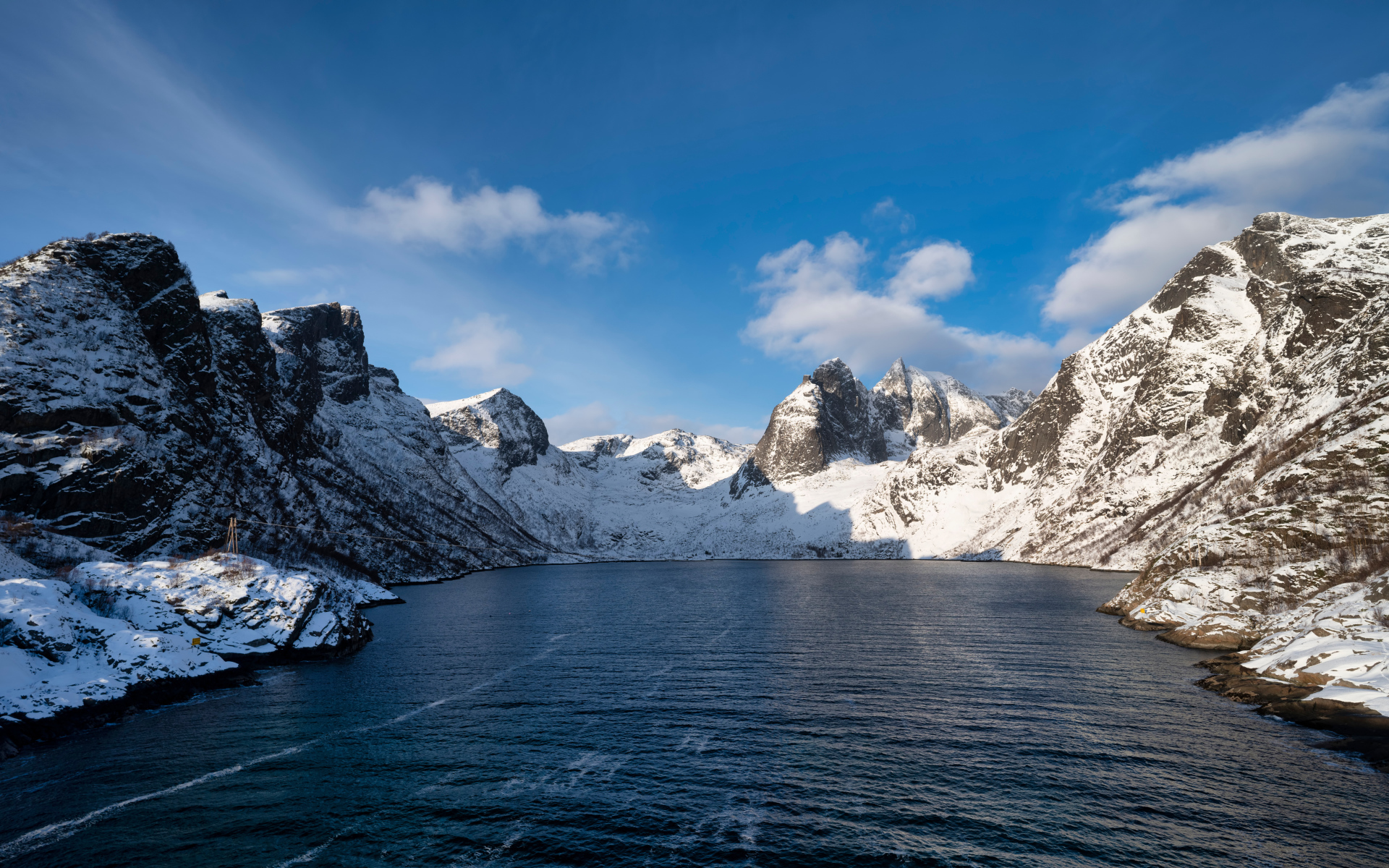 Спокойная холодная вода у заснеженных гор, Норвегия 