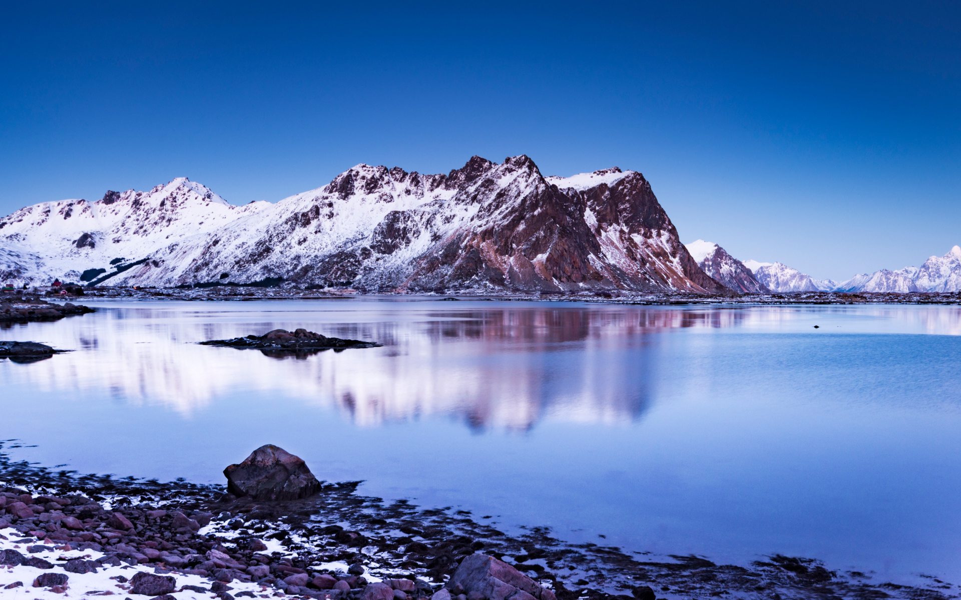 Большие покрытые снегом горы у воды, Норвегия