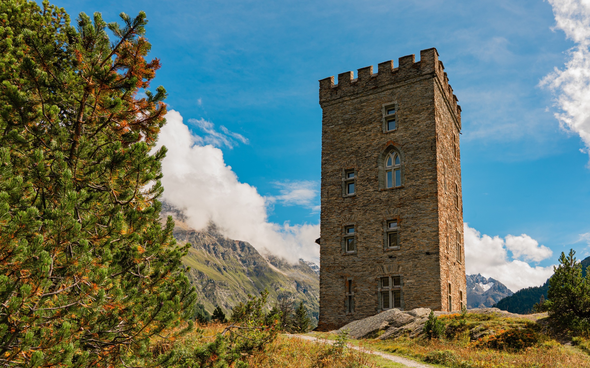 Высокая башня под голубым небом, Швейцария