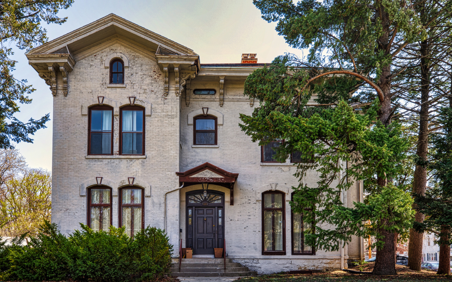 Большой двухэтажный дом в городе, США