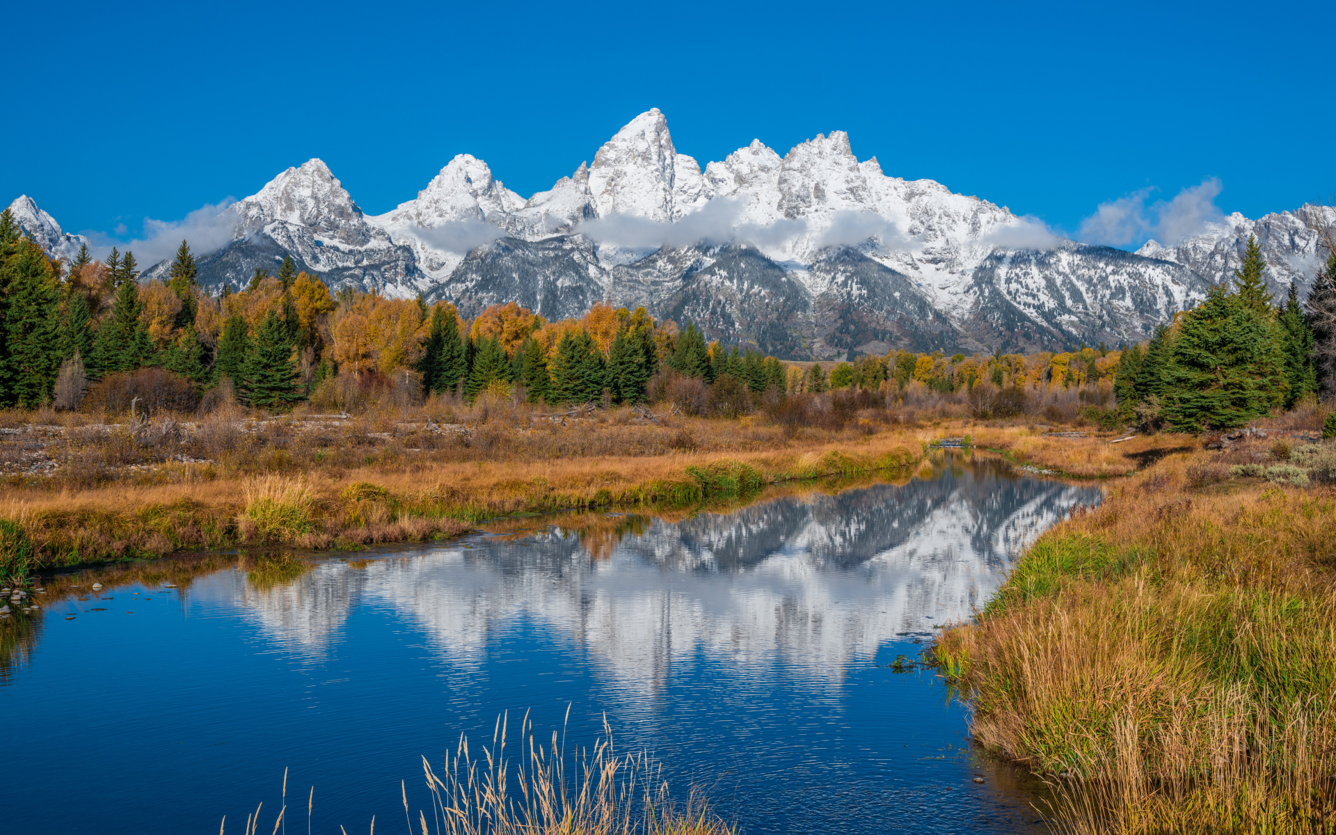Горы и река в национальном парке Гранд-Титон, США 