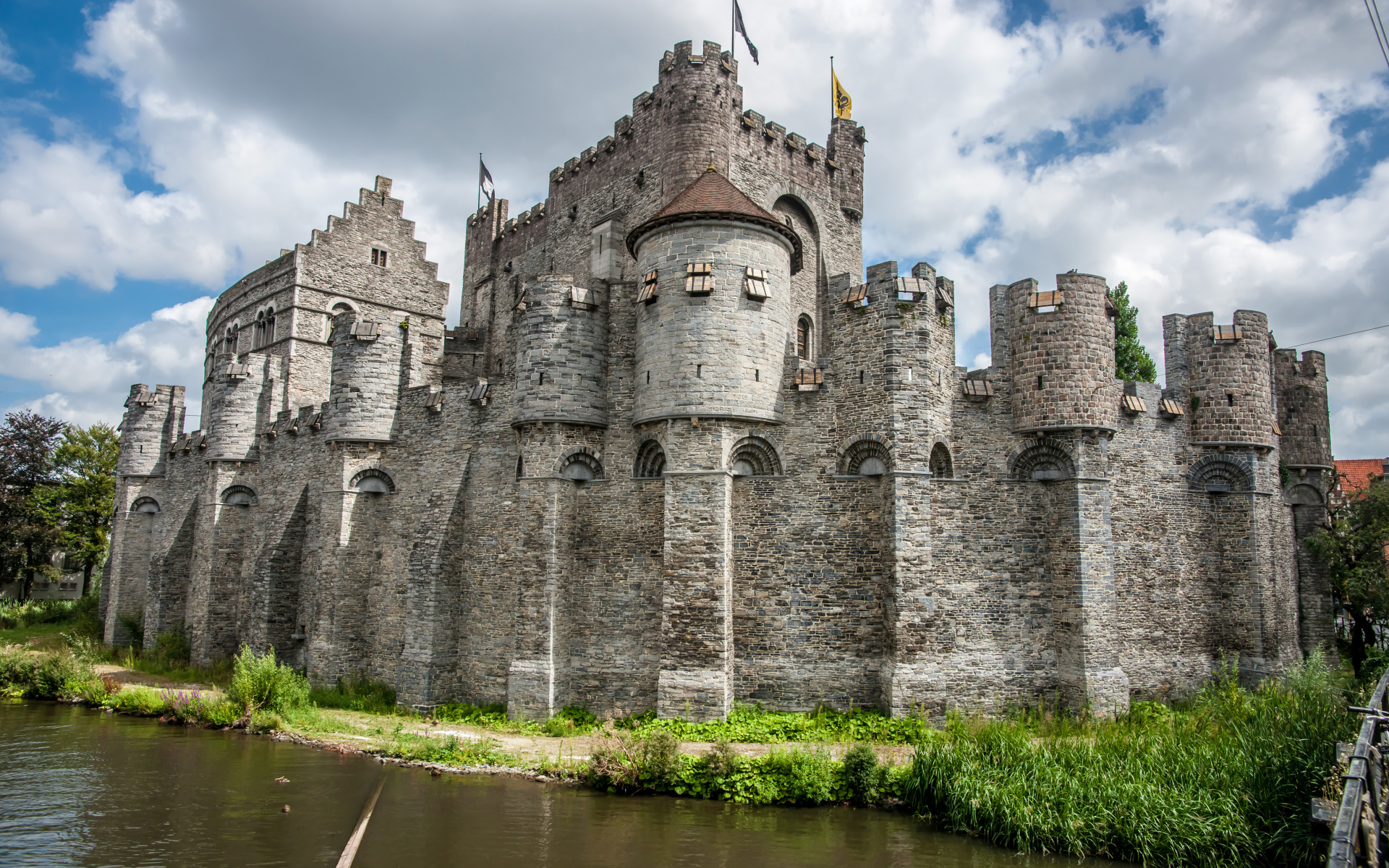 Замок графов Фландрии у озера, Гент. Бельгия