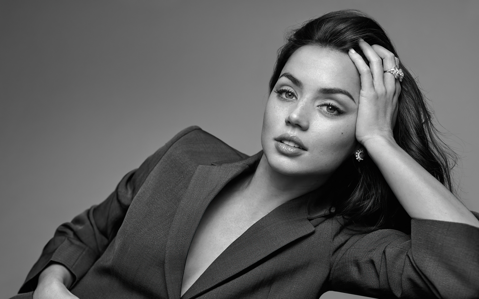 Актриса Ана де Армас в пиджаке на сером фоне