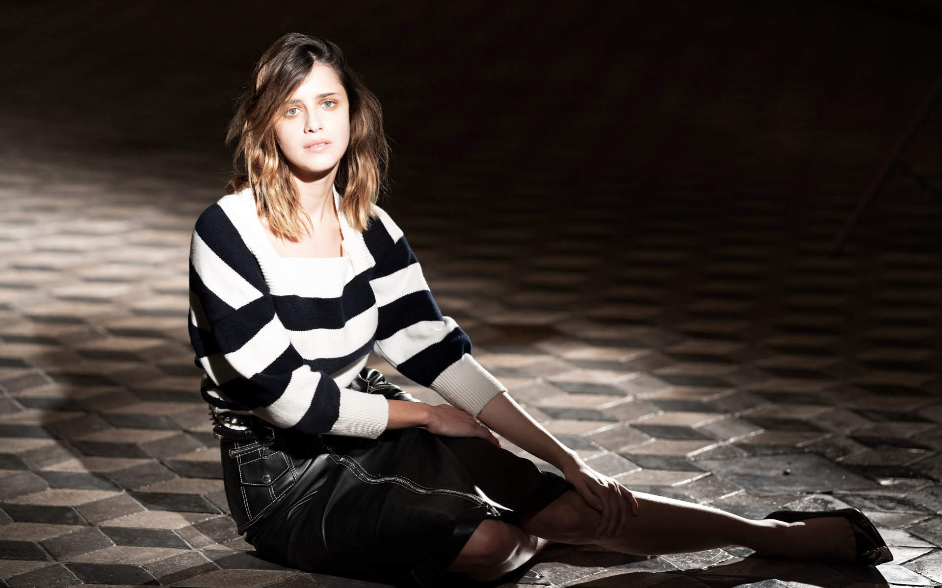 Актриса Бенедетта Поркароли сидит на полу