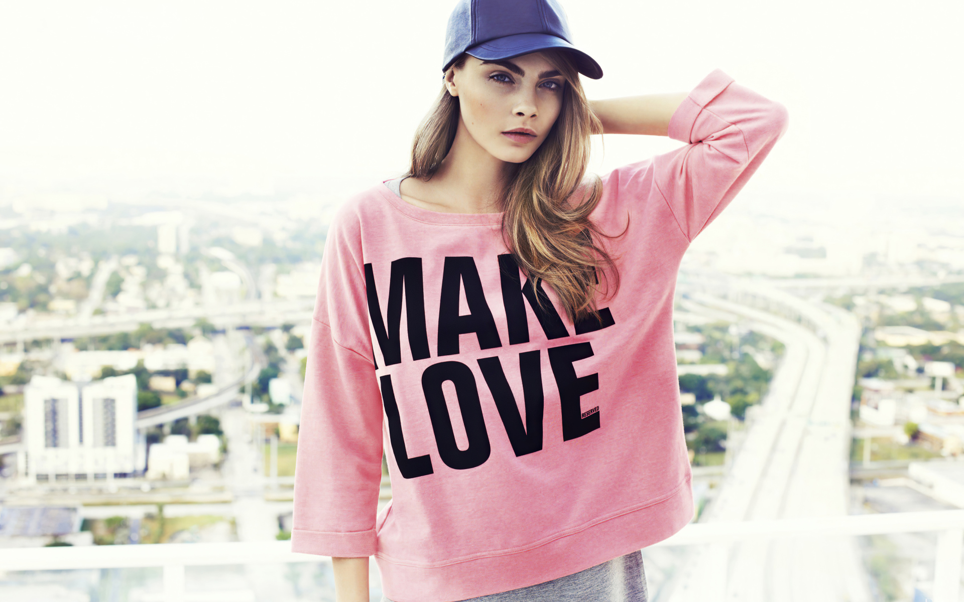 Актриса Кара Делевинь в кепке