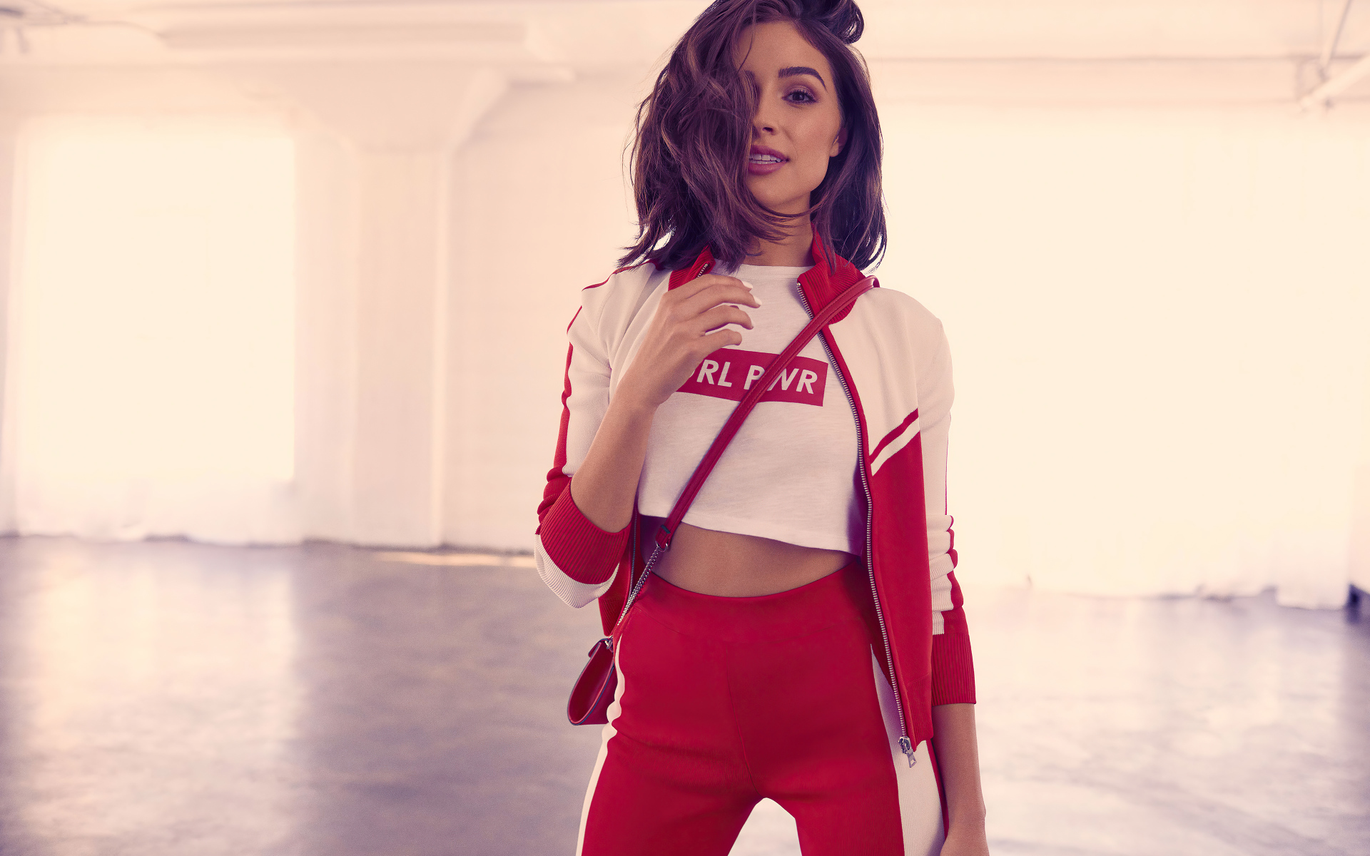 Актриса Оливия Калпо в красном костюме