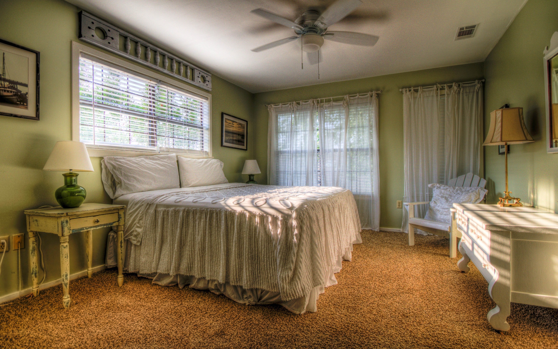 Красивая спальня с большой кроватью 