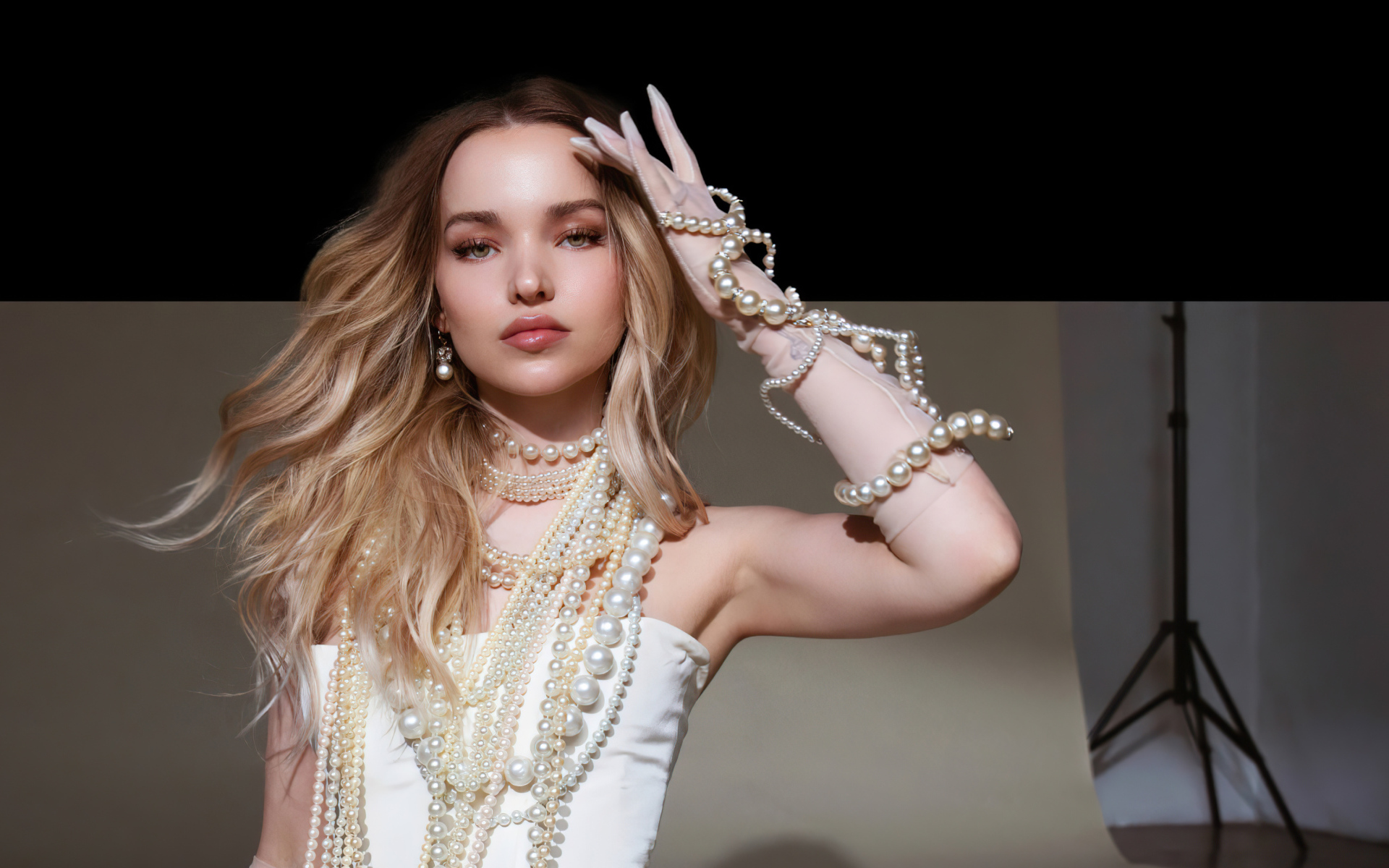 Красивая блондинка, актриса Дав Камерон в украшениях