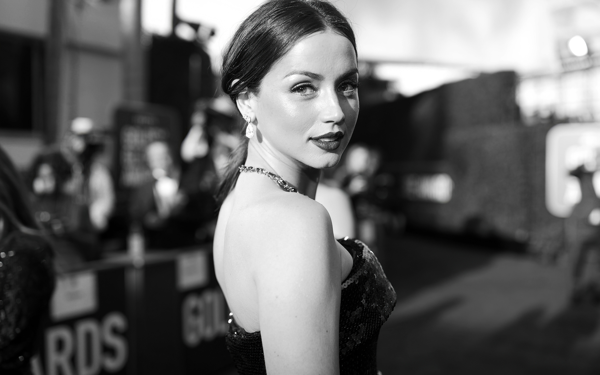 Красивая девушка, актриса Ана де Армас в черном платье