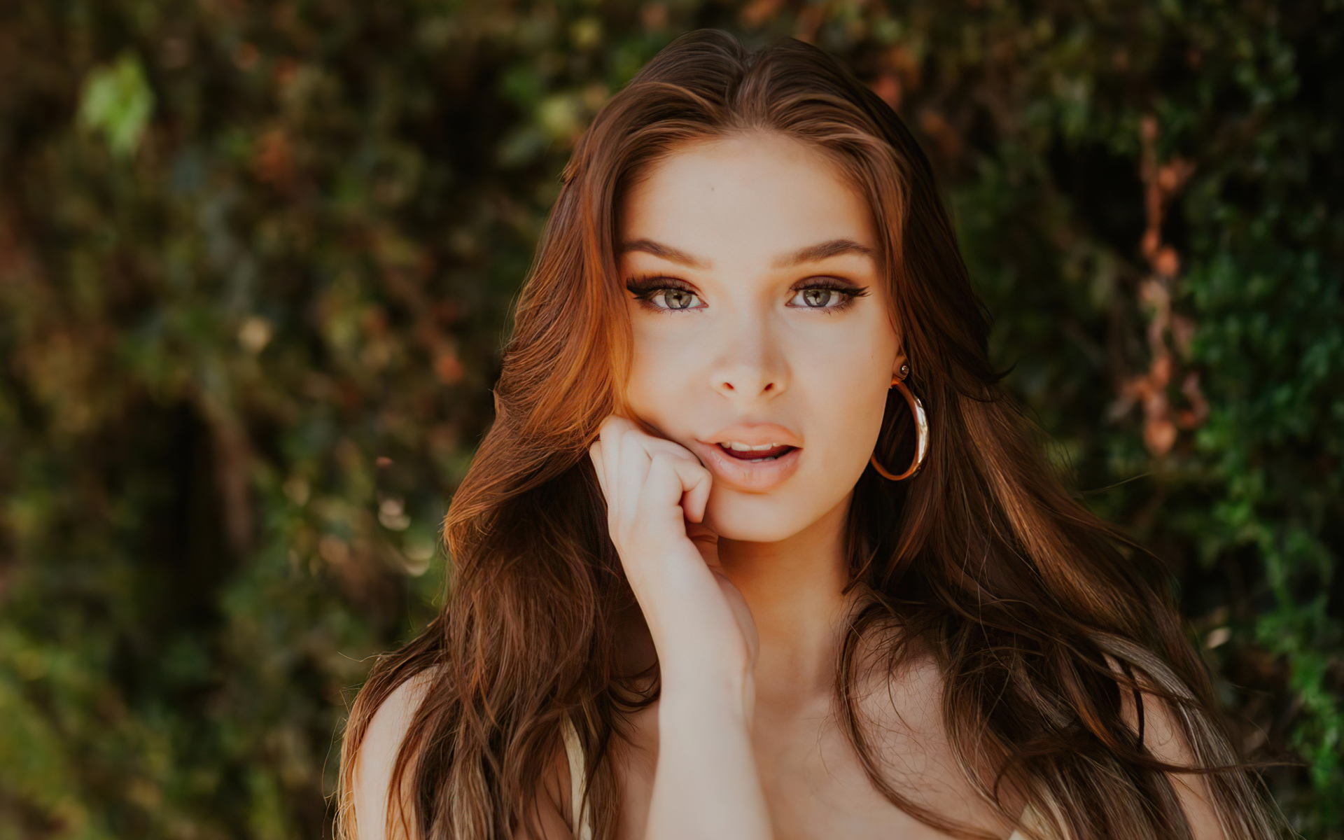 Красивая длинноволосая девушка актриса Брайтон Шарбино