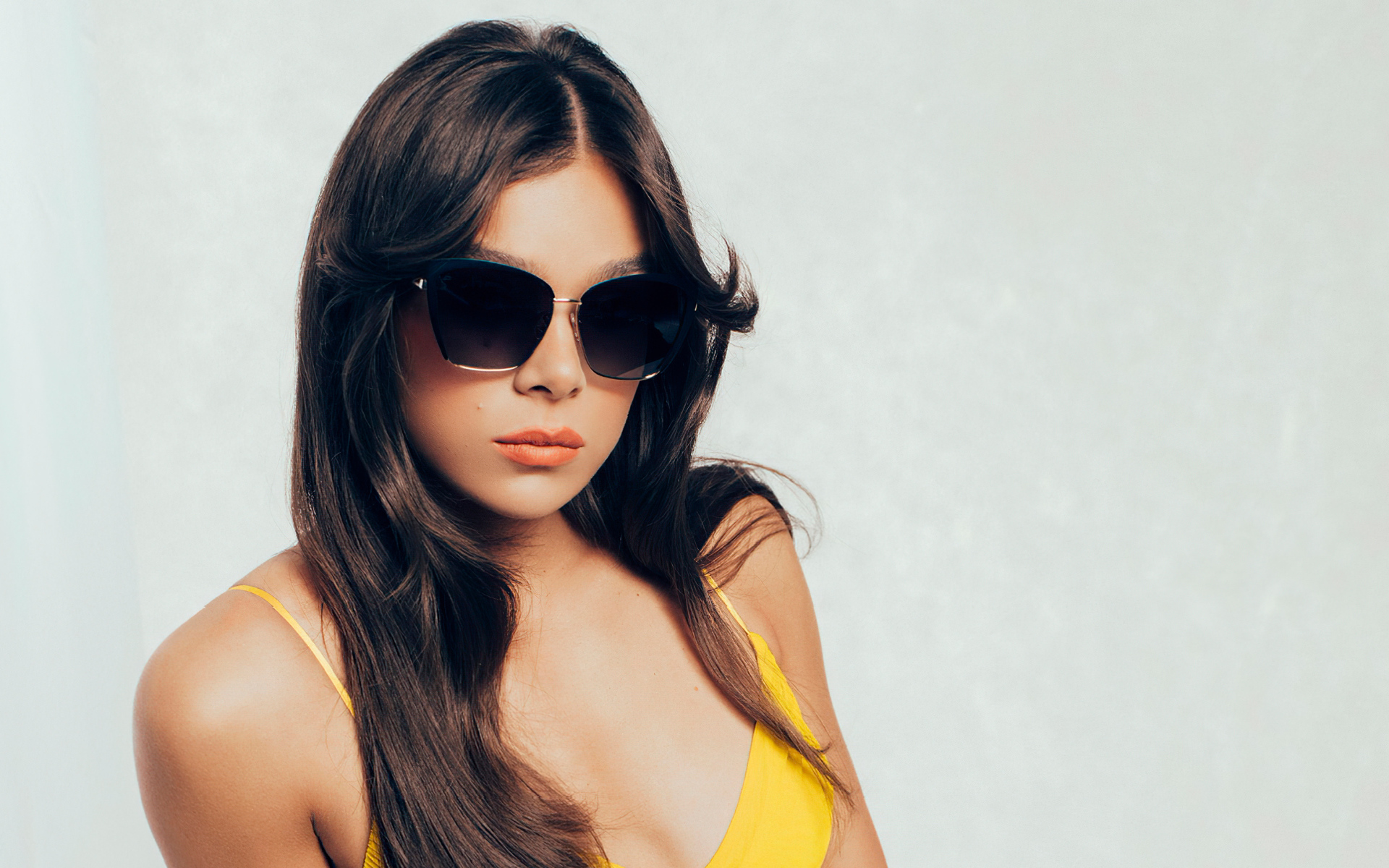 Красивая молодая актриса Хейли Стейнфилд на белом фоне