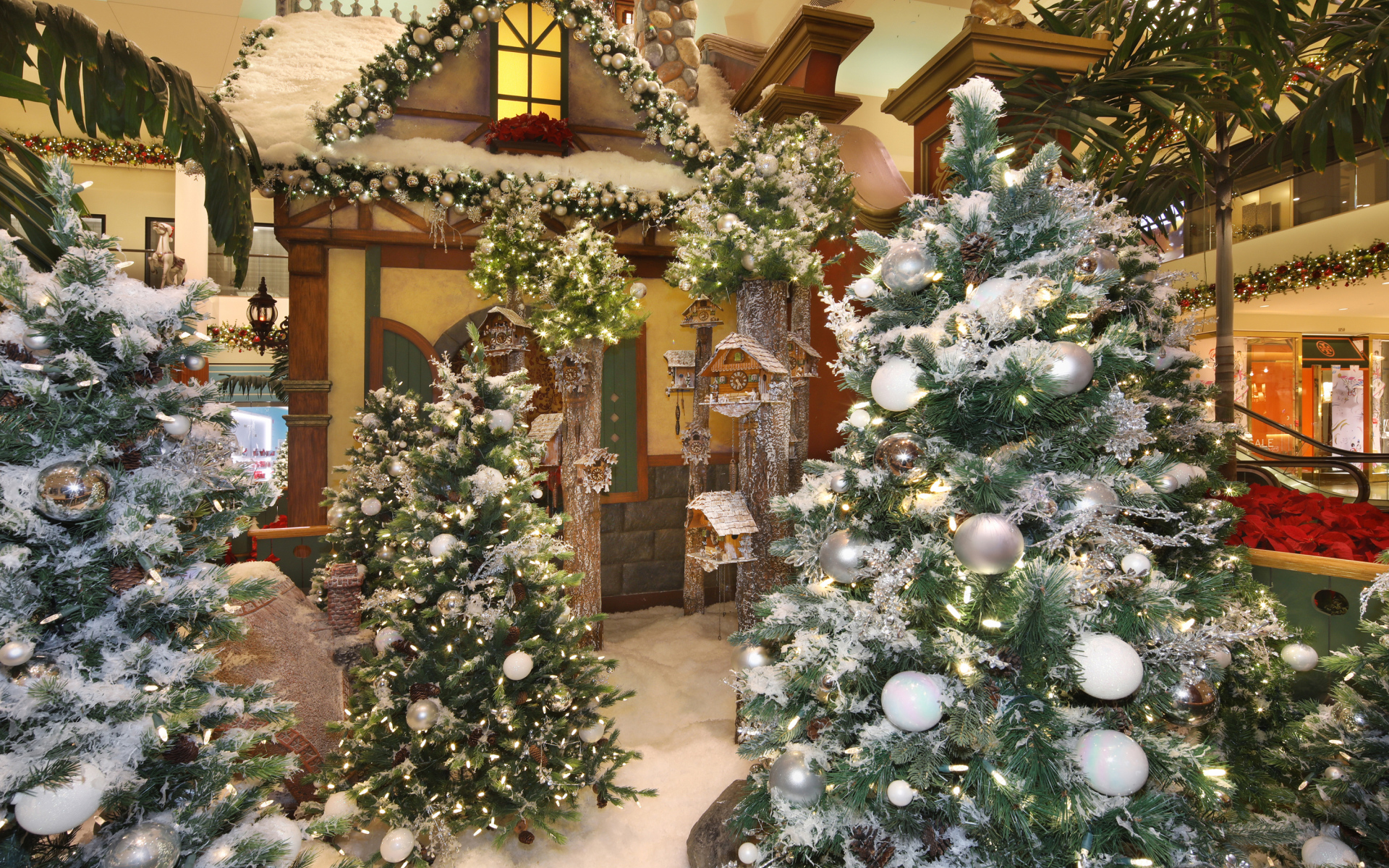 Новогодние ели стоят в комнате с декором 