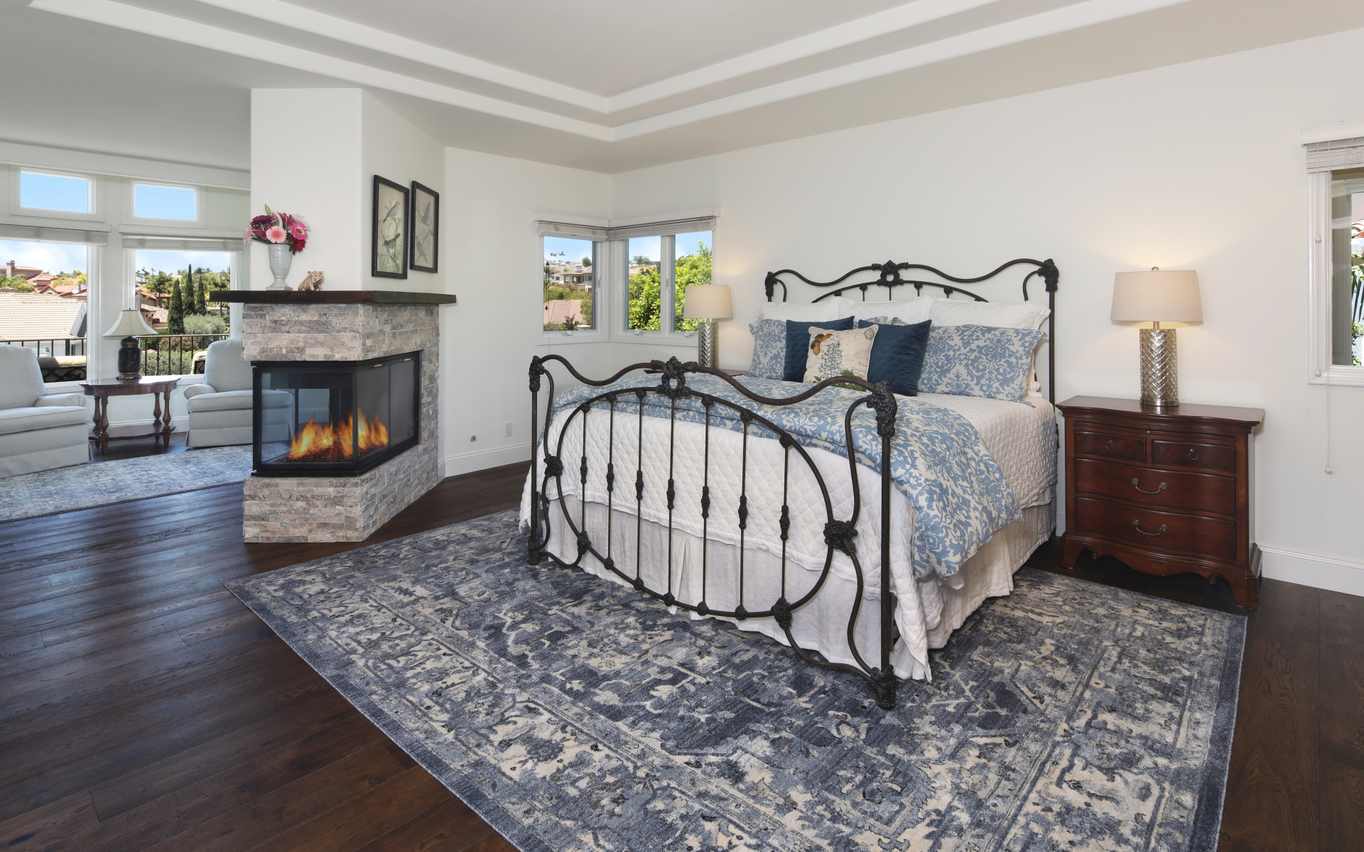 Уютная спальная комната с камином и большой кроватью