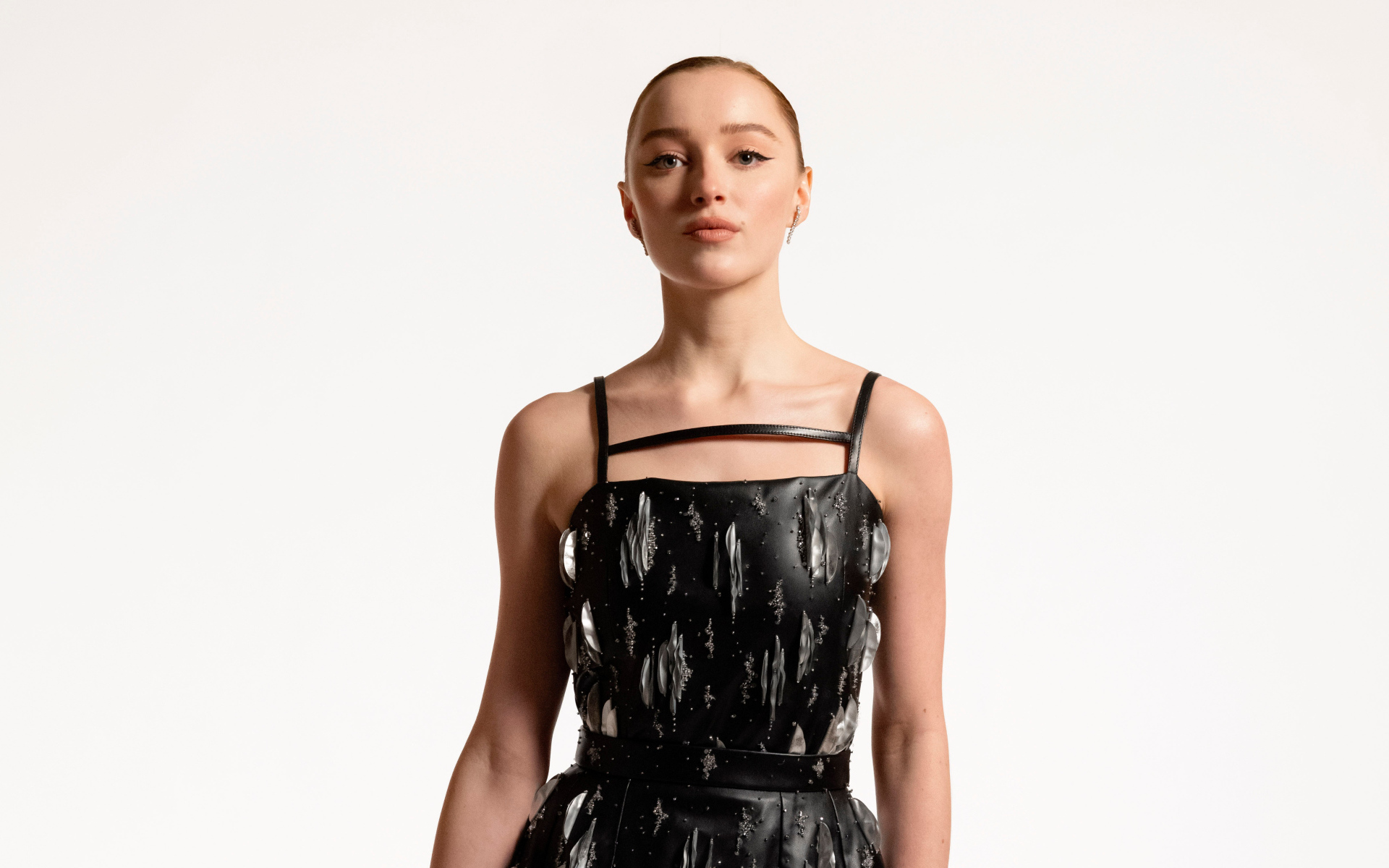 Английская актриса Фиби Дайневор в платье на белом фоне