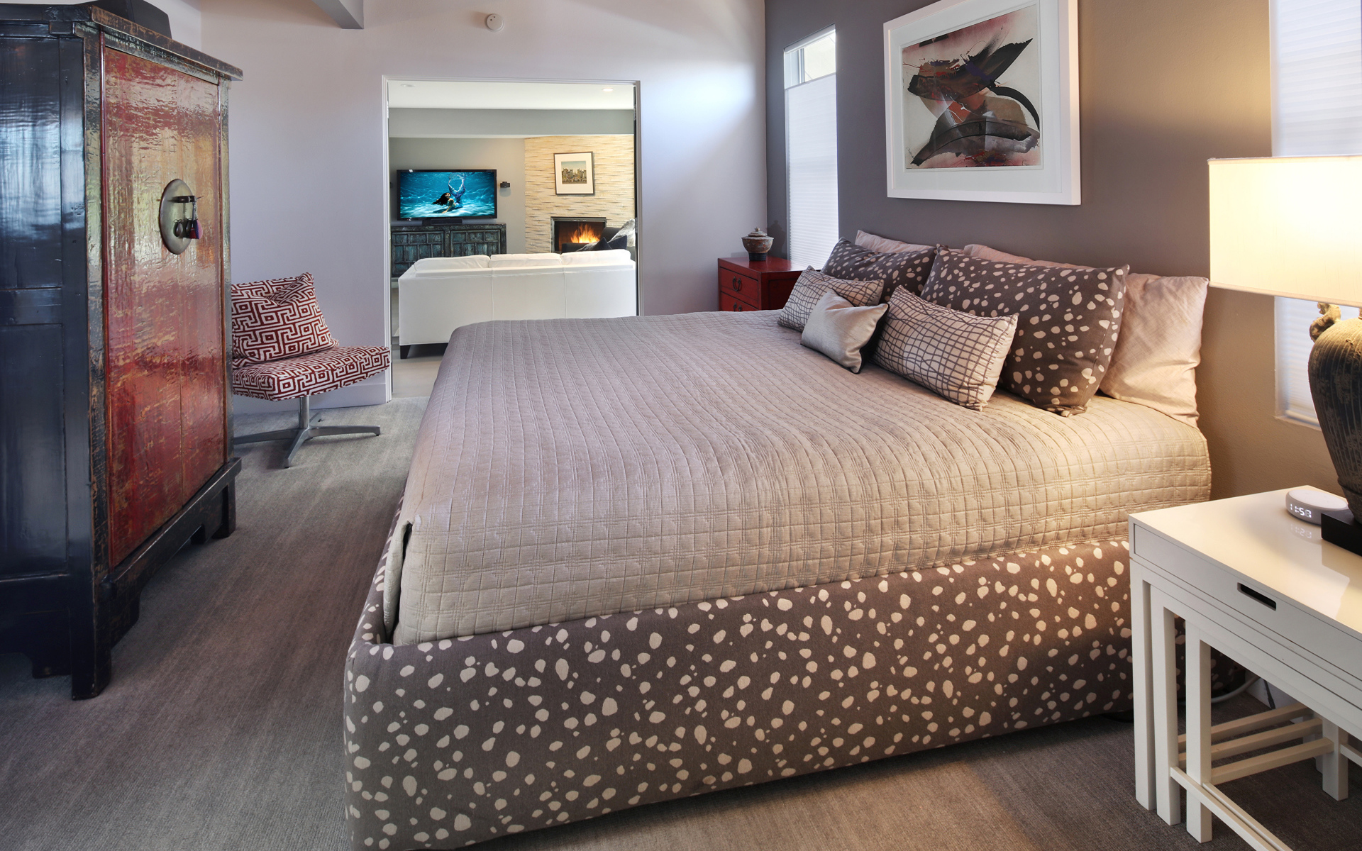 Большая мягкая кровать в спальне