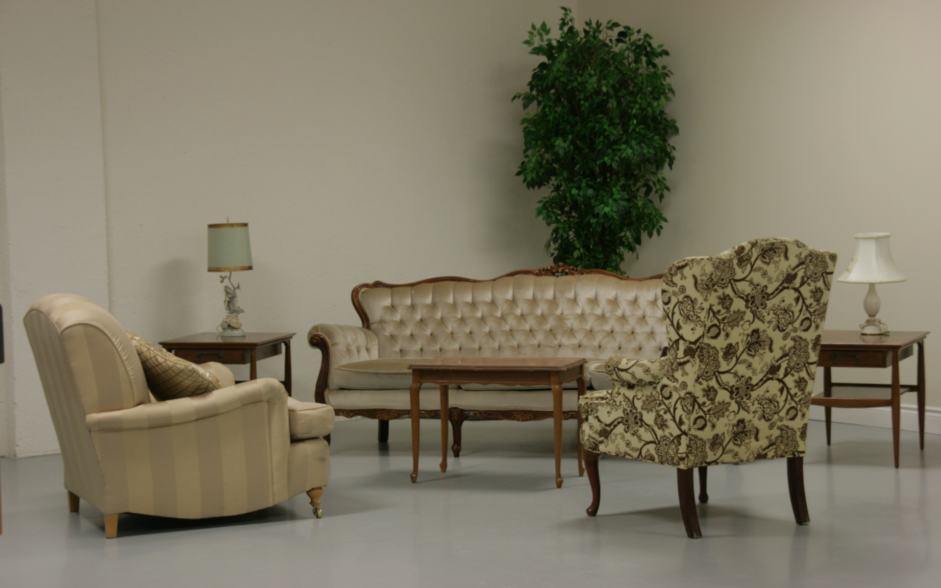 Кожаный диван и два кресла в гостиной 