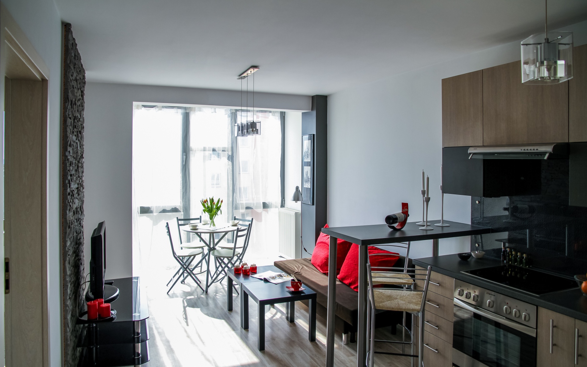 Новая современная кухня с балконом