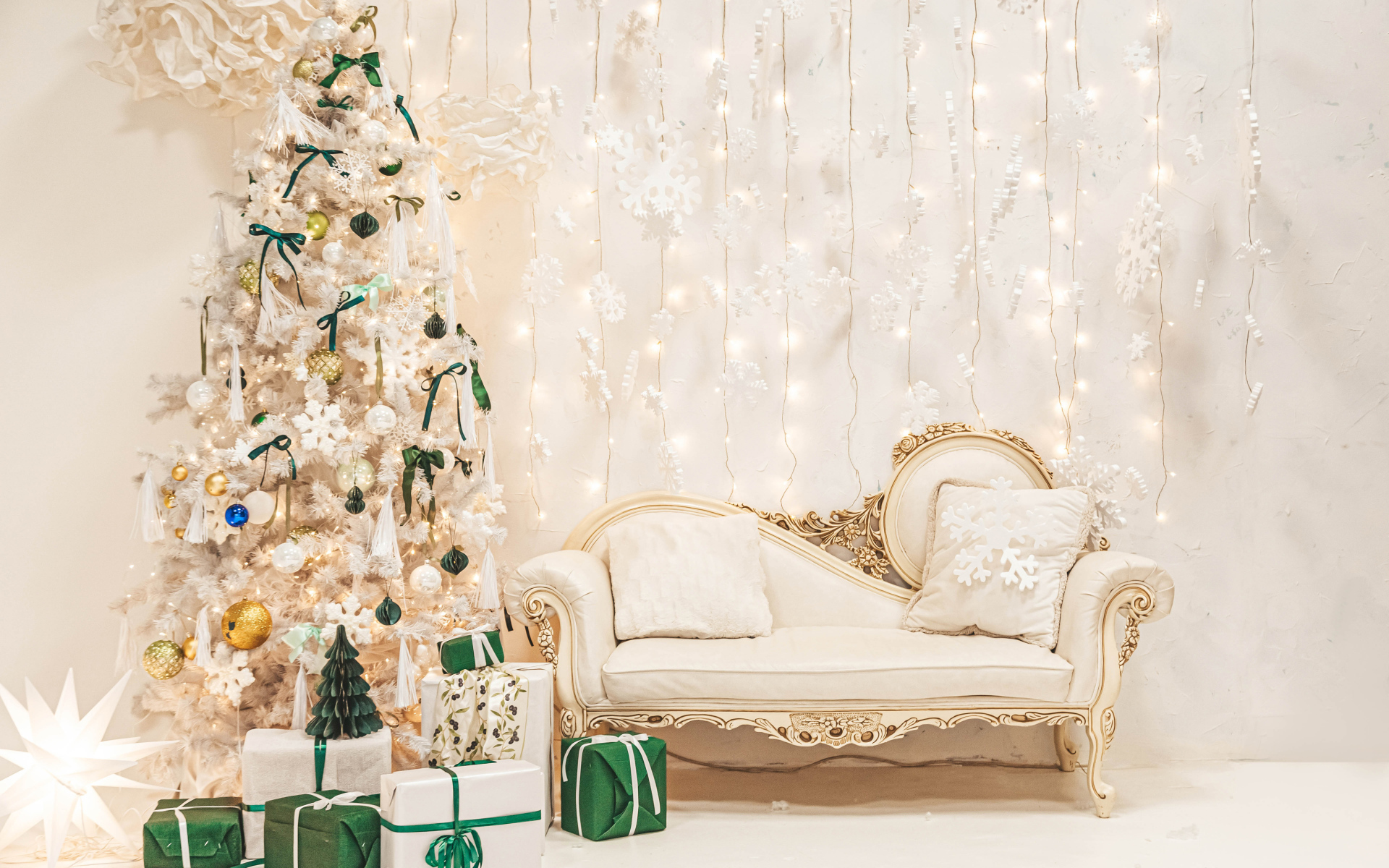 Диван и наряженная ель на Рождество 
