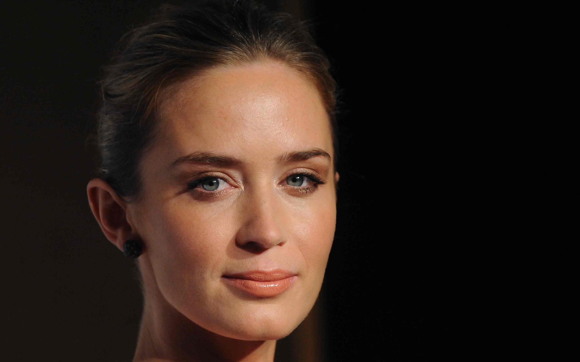 Красивое лицо актрисы Эмили Блант