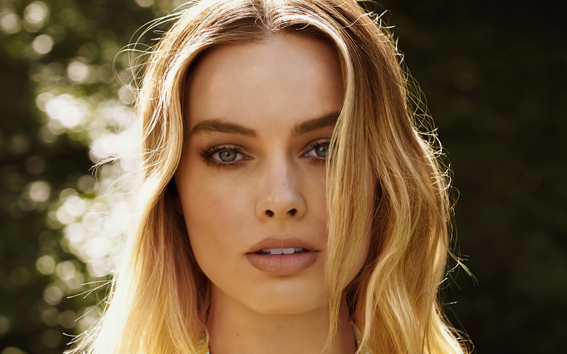 Лицо австралийской актрисы Марго Робби