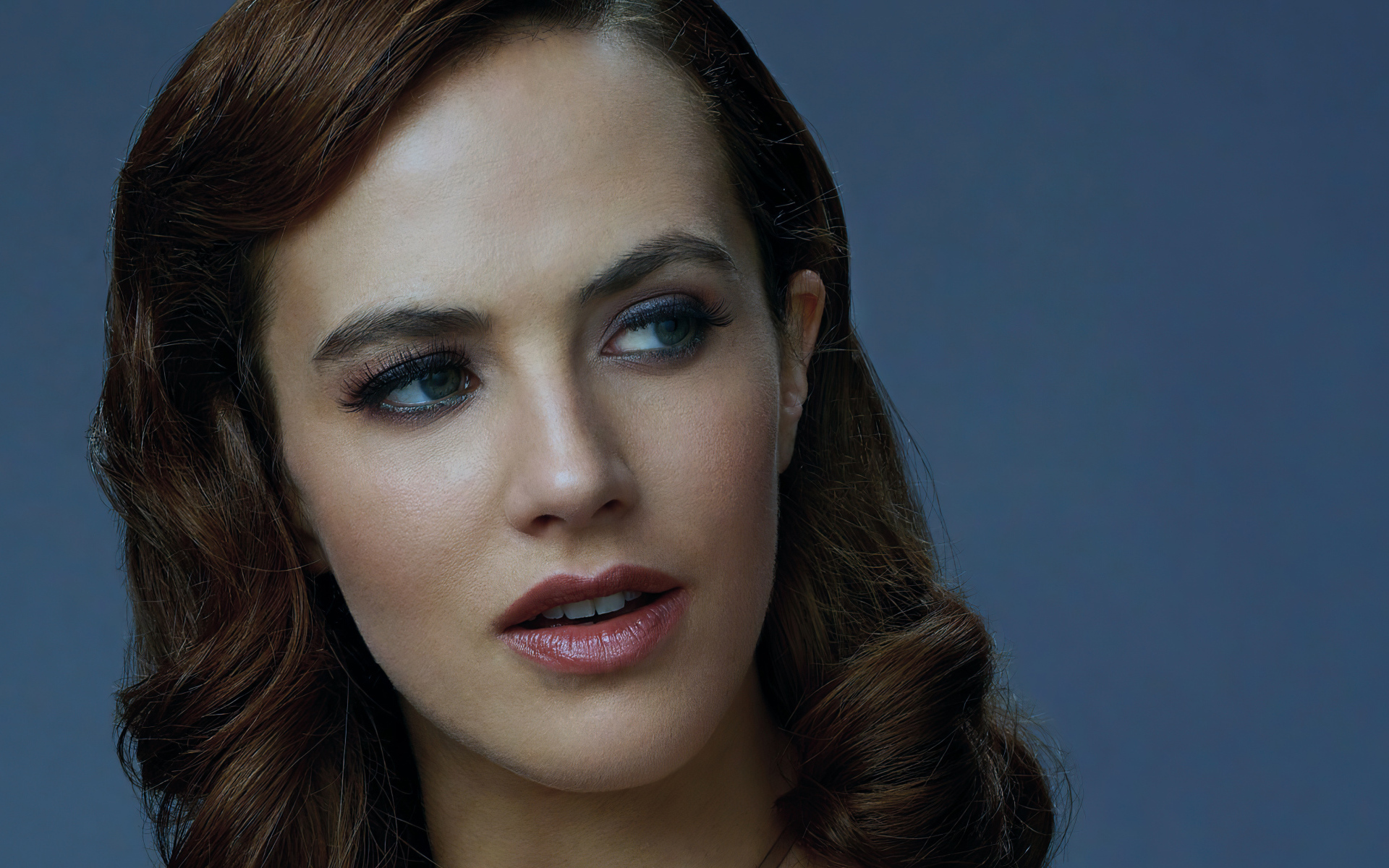 Лицо британской актрисы Джессики Браун-Финдли на сером фоне