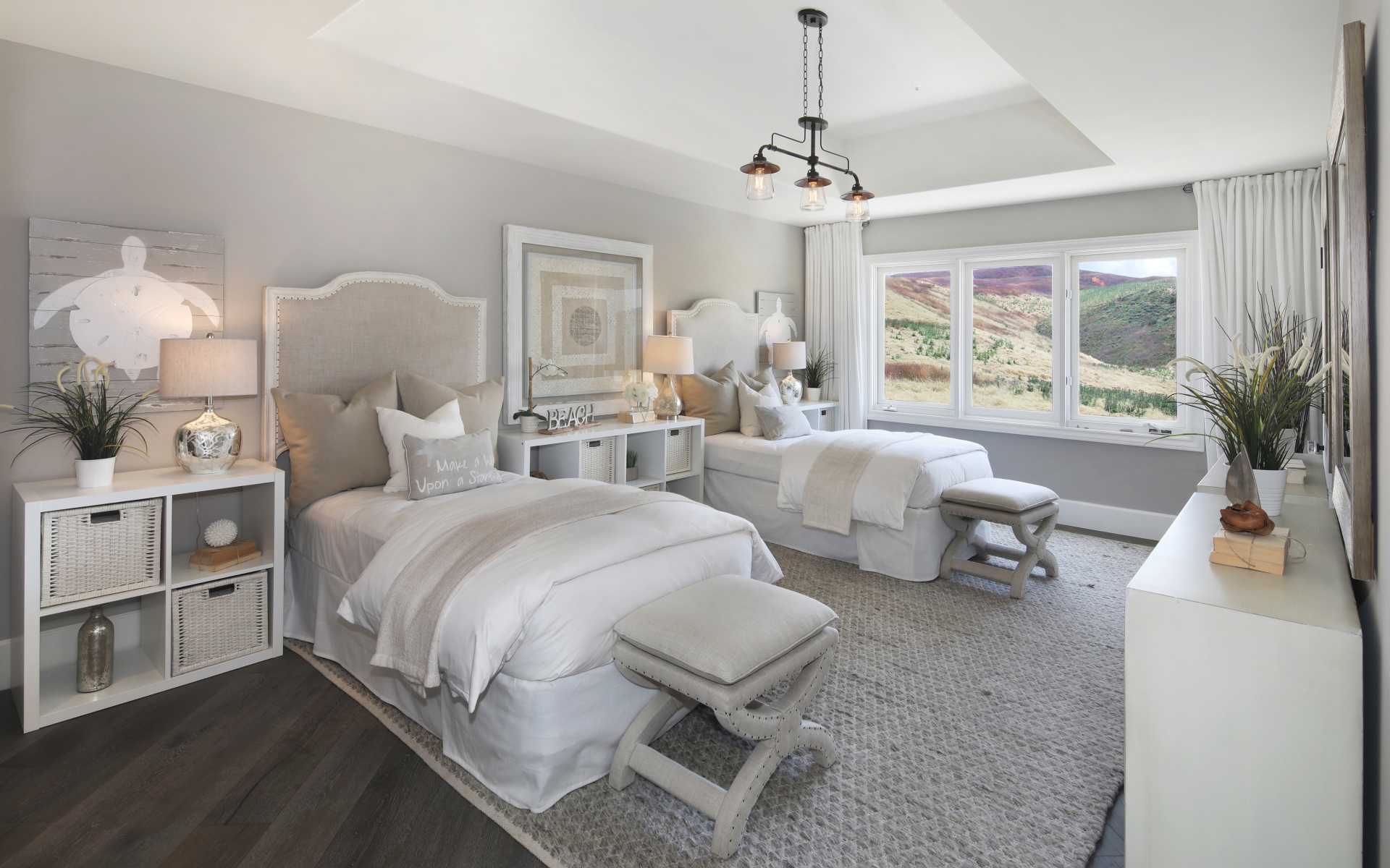 Две кровати в спальне с большим окном