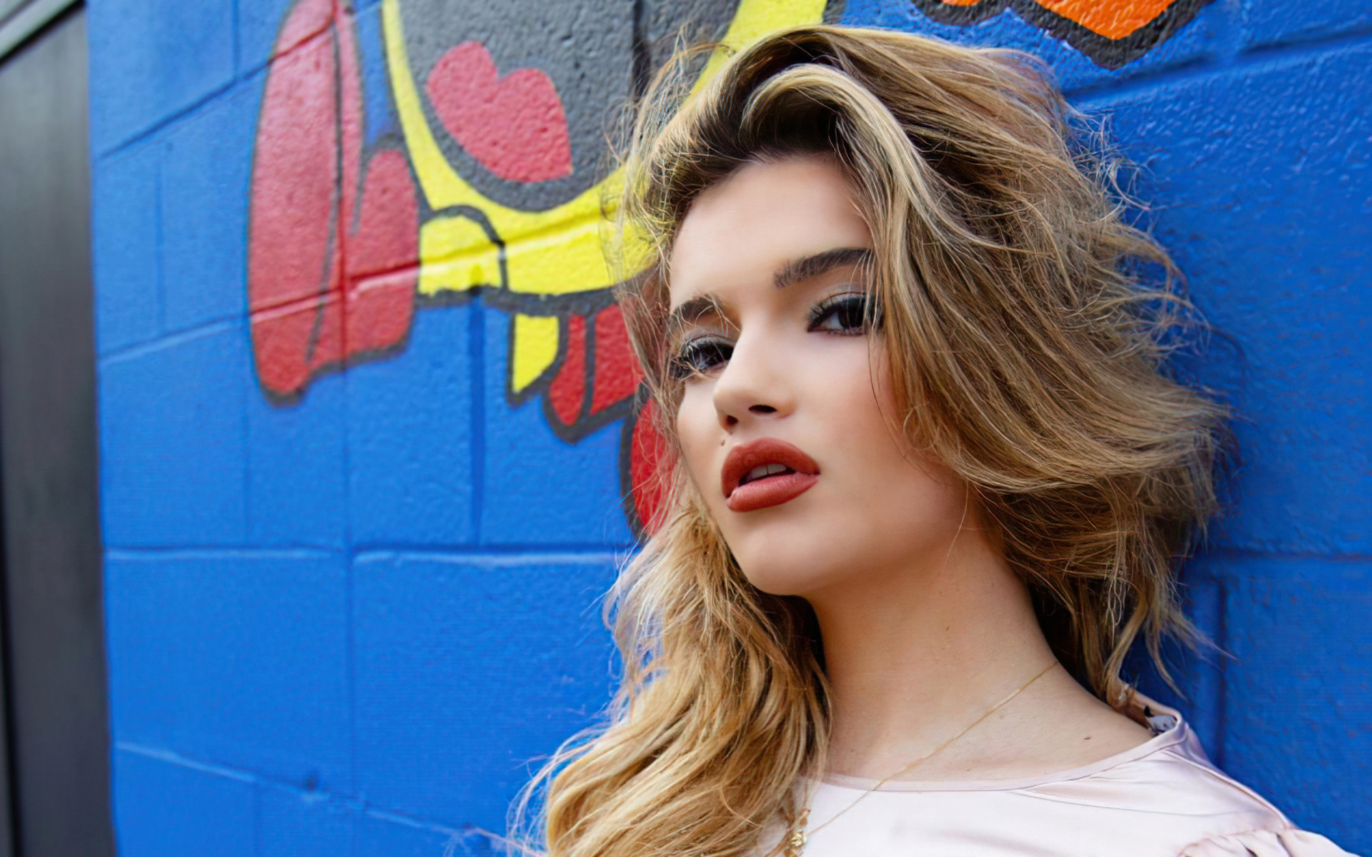 Молодая американская актриса Алексис Джейд Барнетт у стены