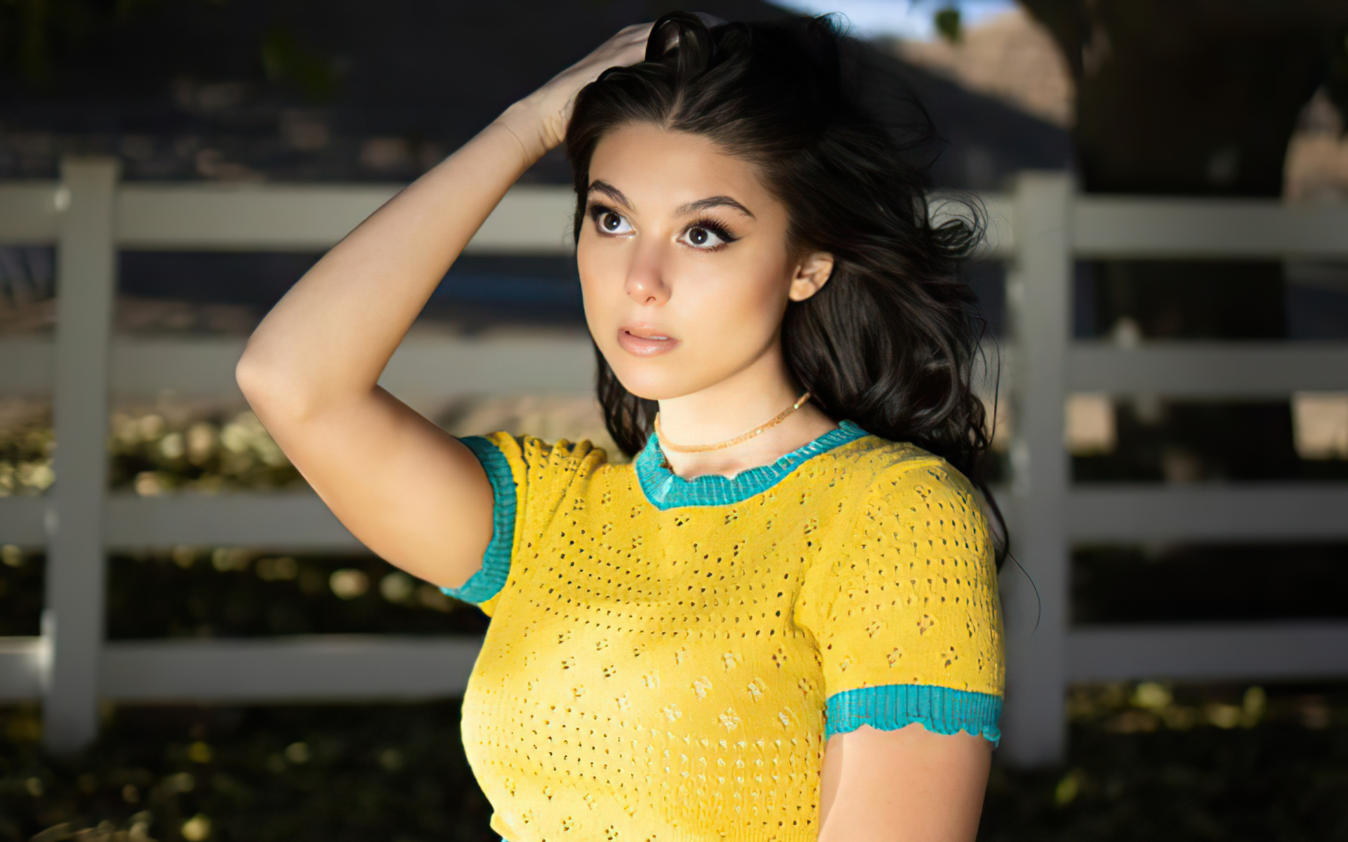 Молодая американская актриса Кира Косарин с рукой в волосах