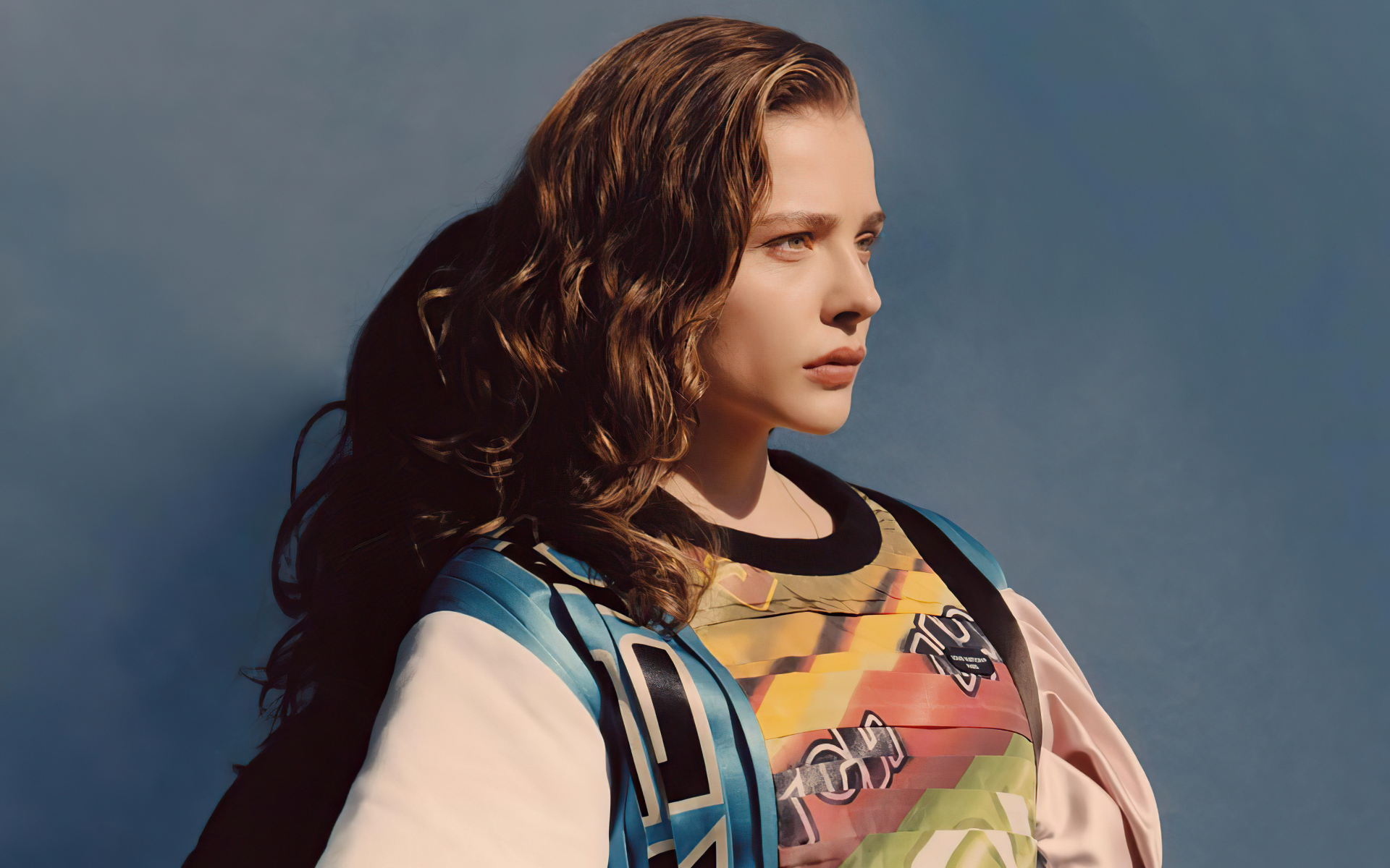 Молодая девушка актриса Хлоя Грейс Морец на сером фоне