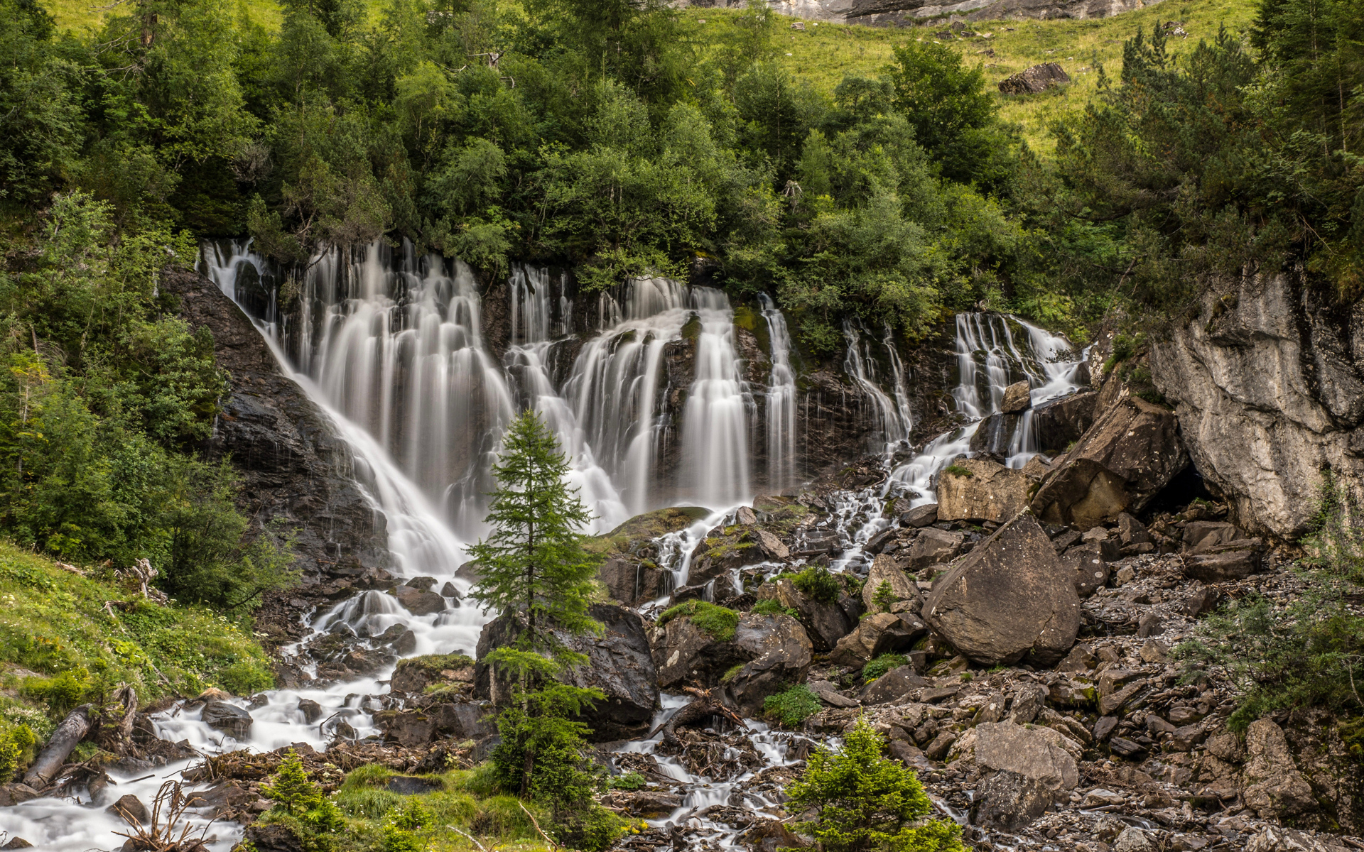 Водопад стекает по камням, Швейцария 