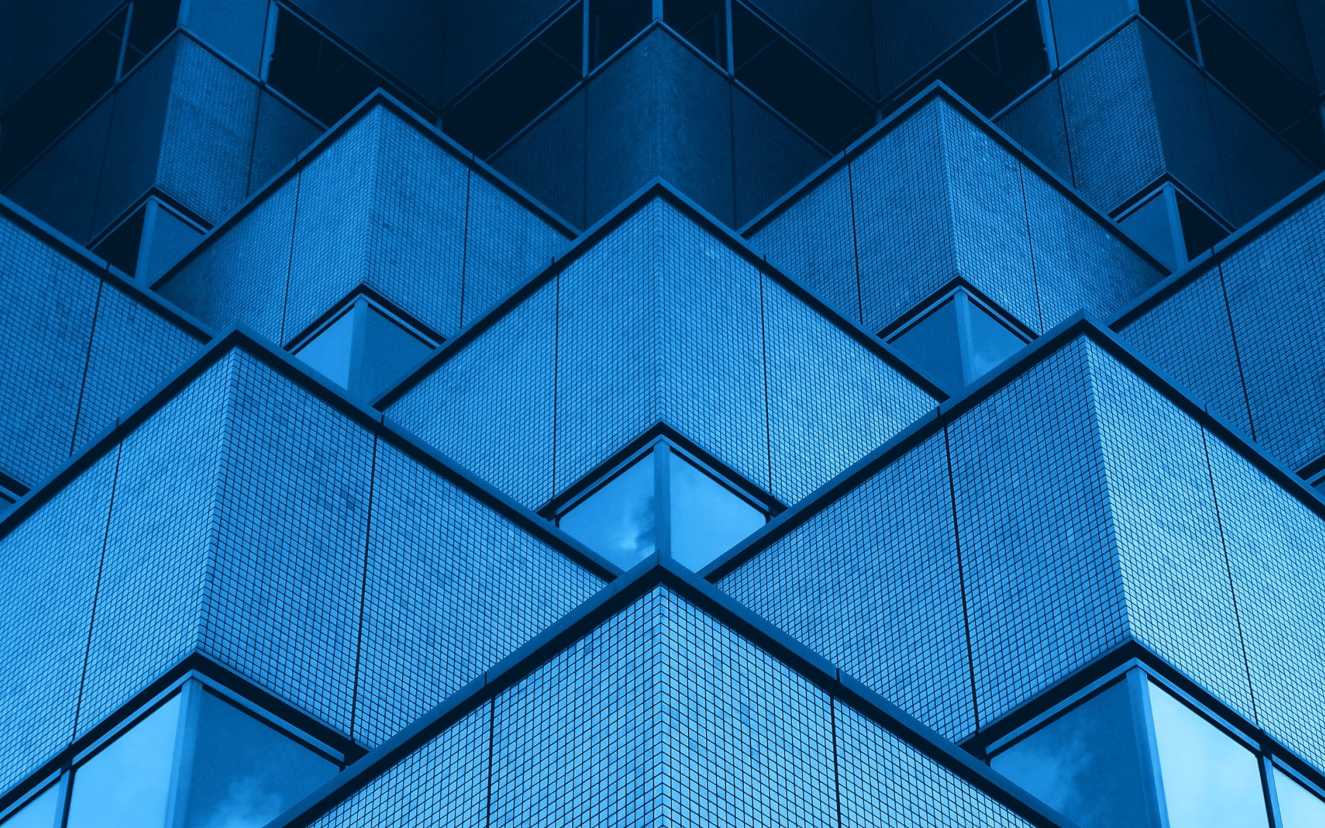 Голубые треугольники многоэтажного дома