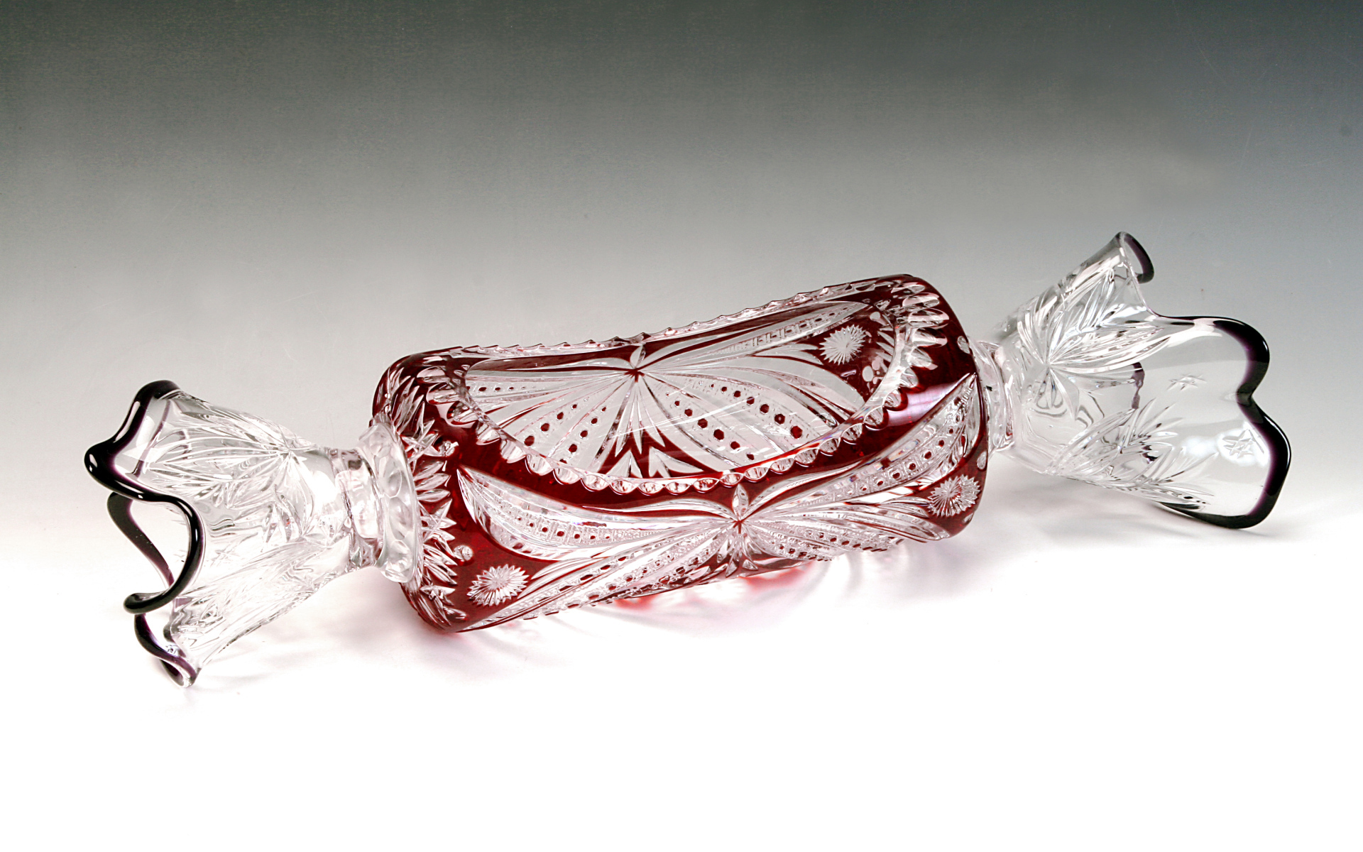 Декоративная хрустальная конфета на сером фоне