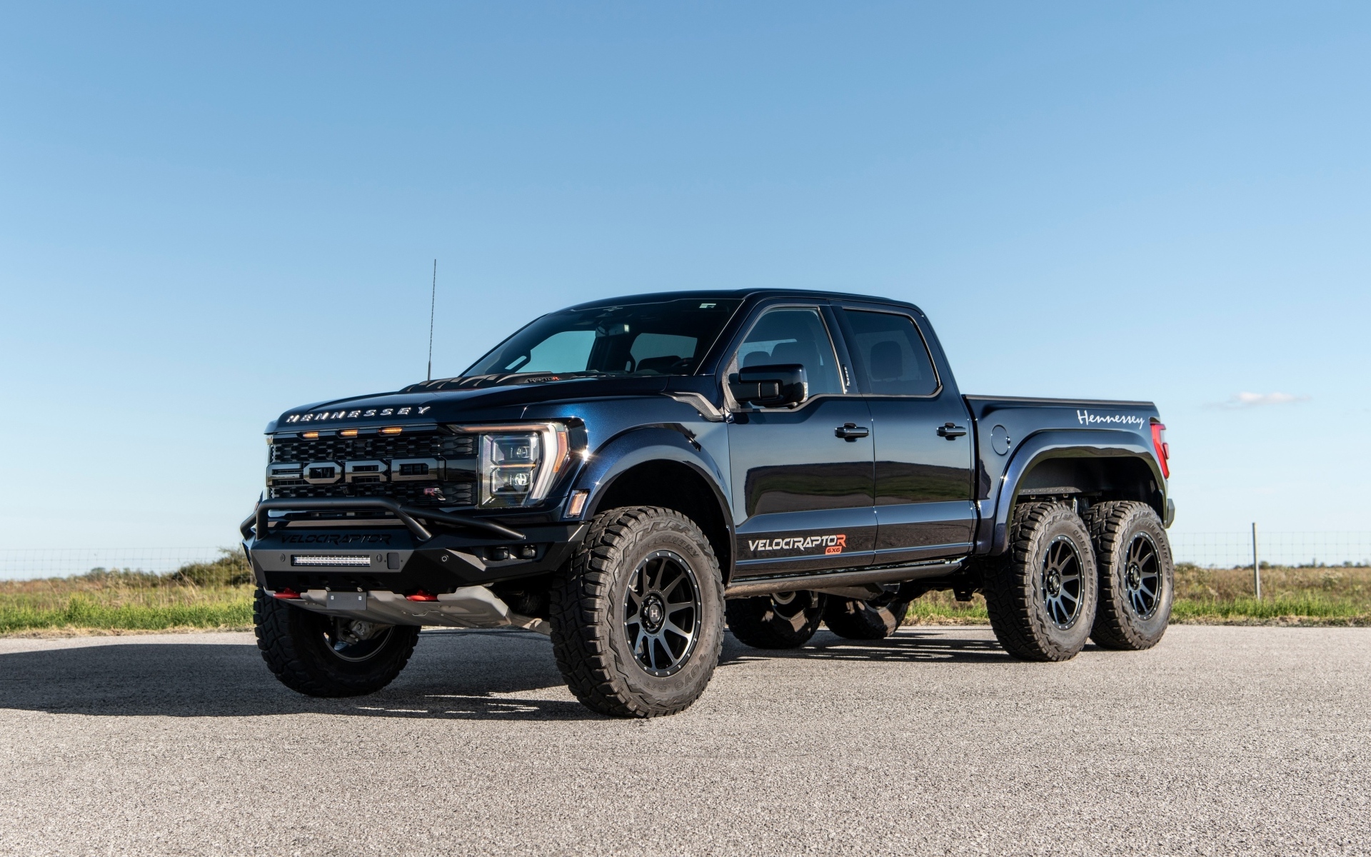 Черный джип Hennessey VelociRaptoR 6x6 2024 года