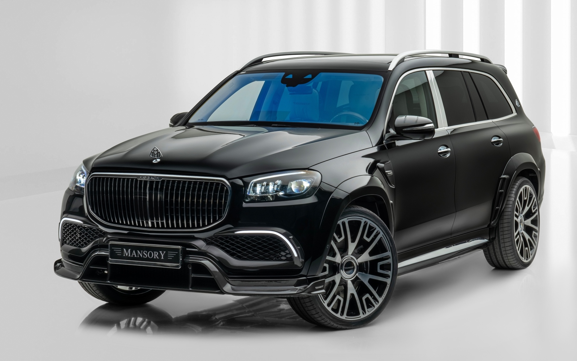 Черный автомобиль Mansory Mercedes-Maybach GLS 600