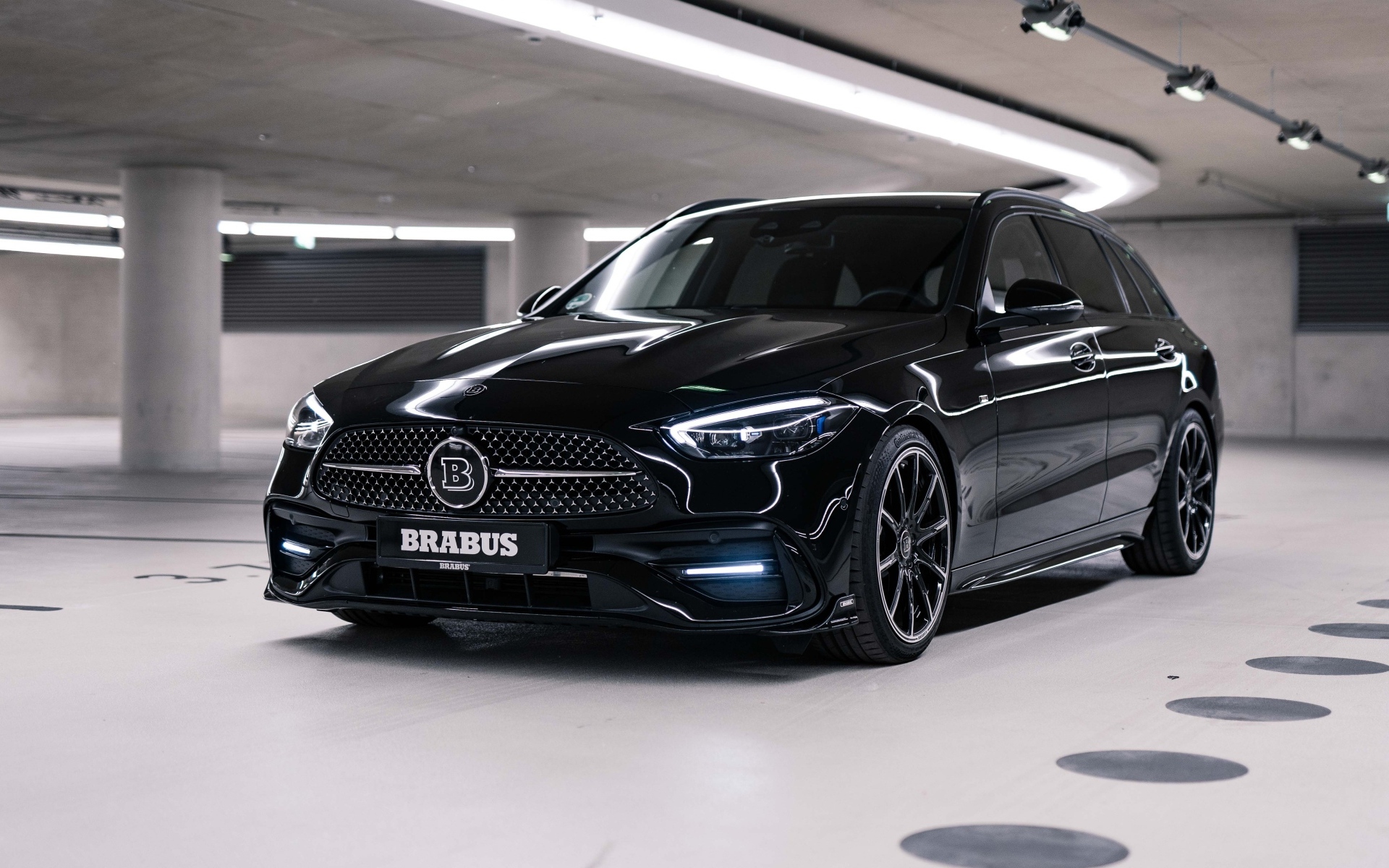 Черный стильный автомобиль  Brabus D30 Estate