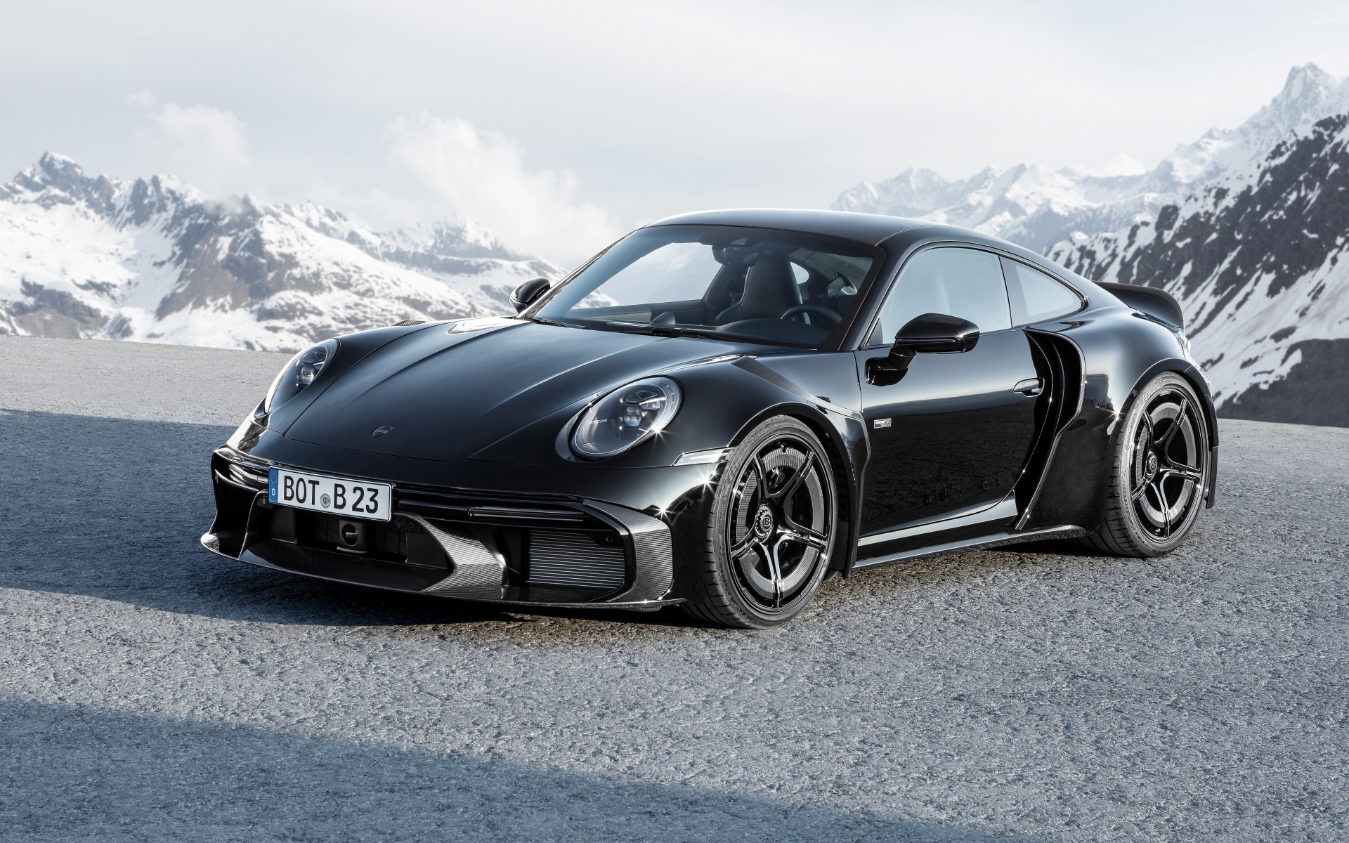 Автомобиль  Brabus 900 Rocket R в горах